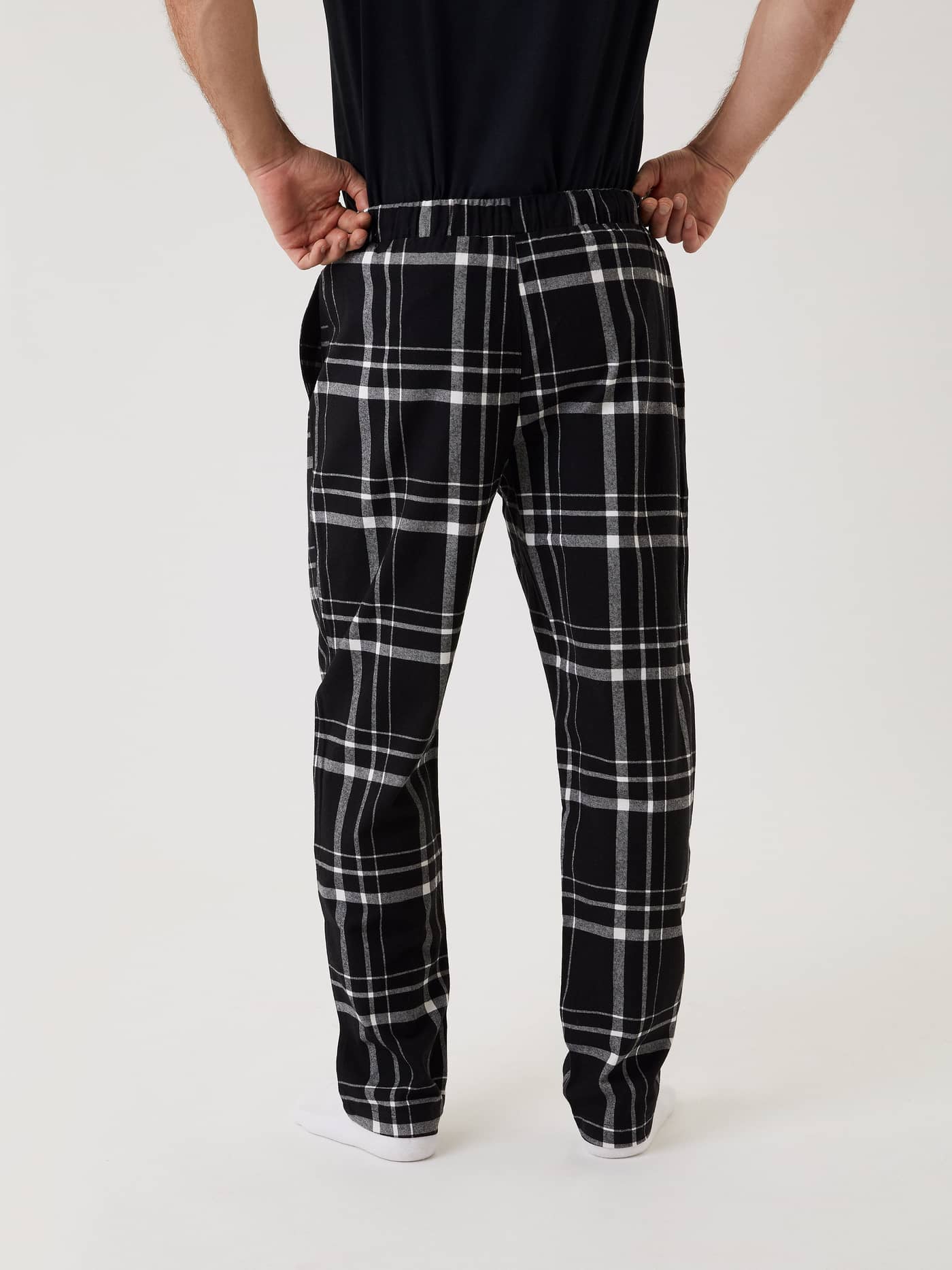 Achteraanzicht van de zwart-wit geruite Core Pyjama Pants van zacht flanel voor een stijlvolle en comfortabele look. - Image 3