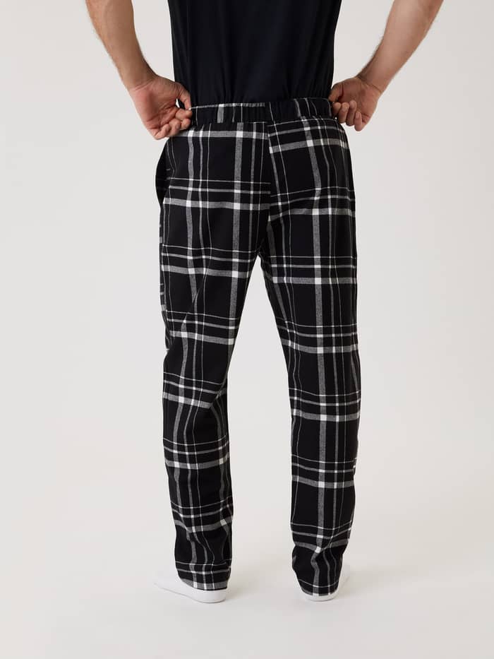 Core Pyjama Pants in Lounge Pattern (Multi) mit schwarz-weißem Karo aus weichem Flanell in der Rückansicht. - Image 3