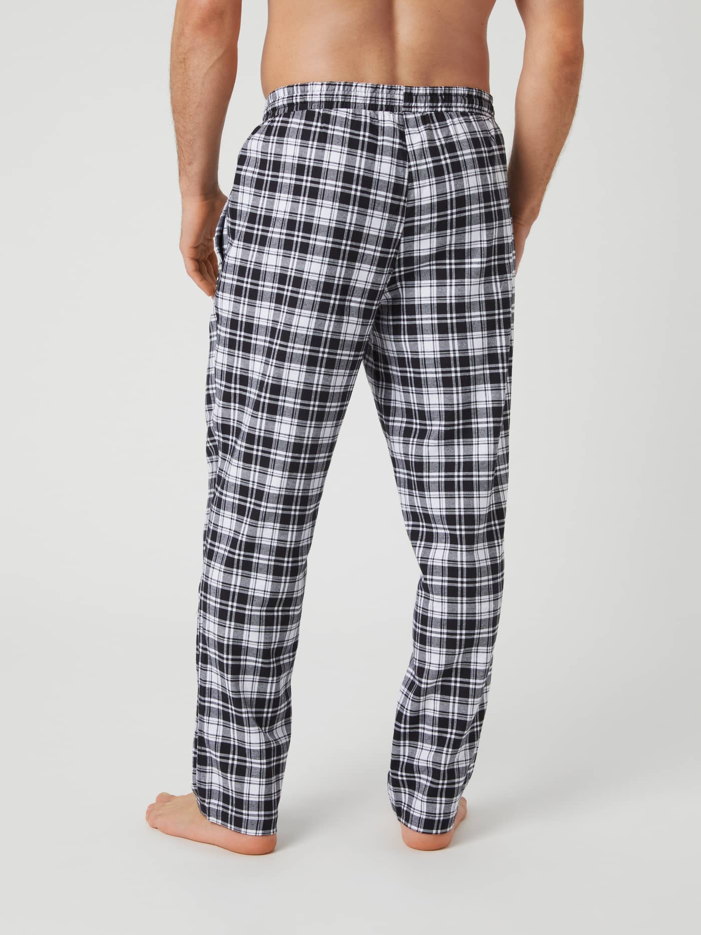Rutiga Core Flannel Pyjama Pants i svart och vit borstad flanell av ekologisk bomull sedda bakifrån. - Image 3