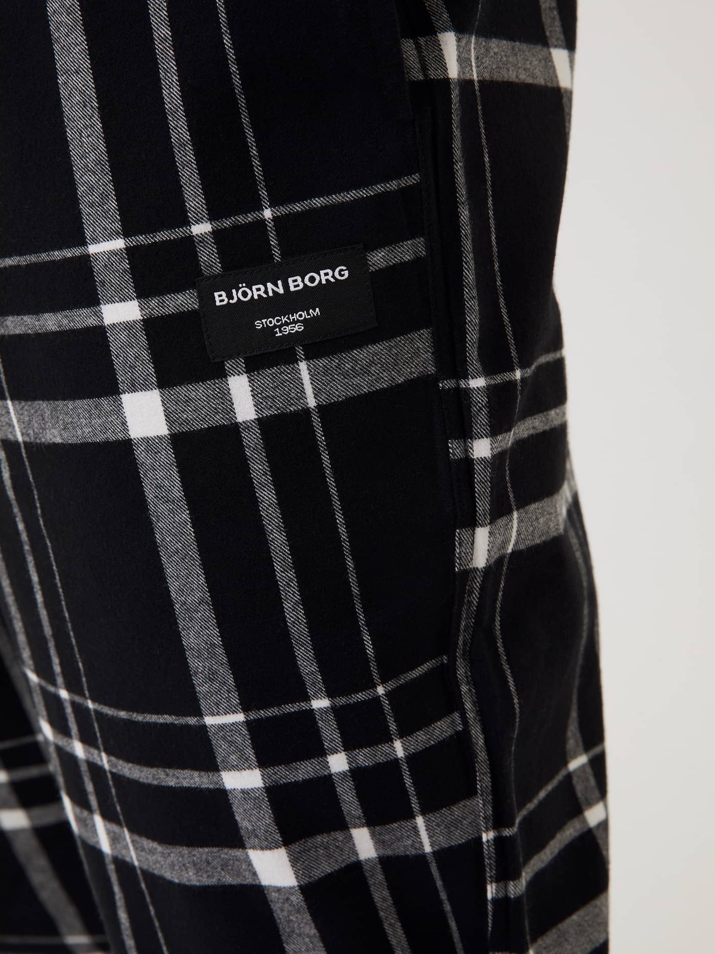 Core Pyjama Pants van flanel met een zwart-wit ruitpatroon en een close-up van de zwarte Björn Borg-logopatch. - Image 4