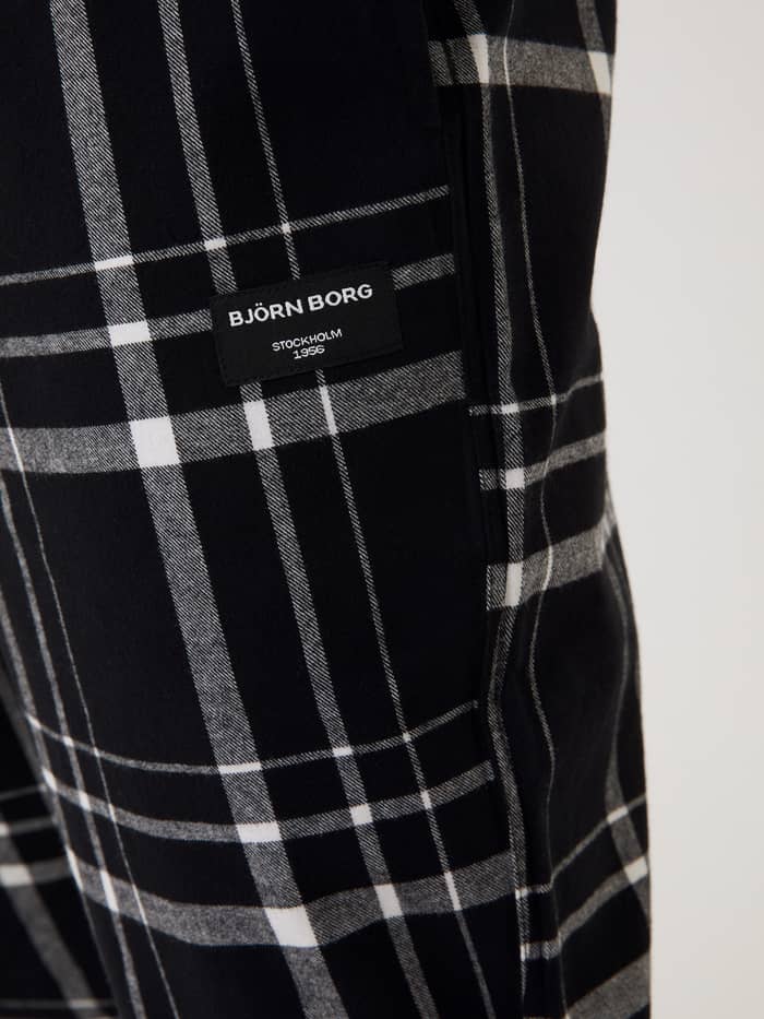 Core Pyjama Pants aus Flanell mit schwarz-weißem Karomuster und Logo-Patch in der Detailansicht. - Image 4