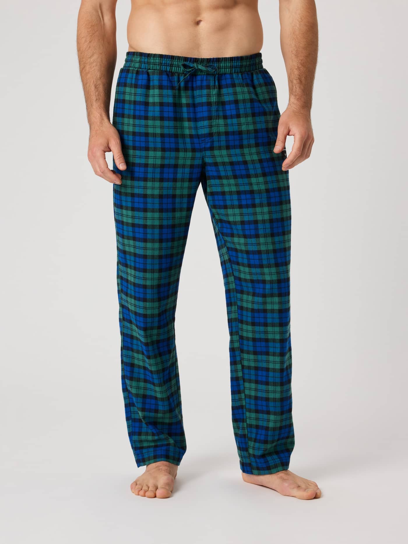 Rutiga Core Flannel Pyjama Pants i Hs Check 5 (Blå, Grön) i mjuk bomullsflanell sedda framifrån på en man. - Image 1
