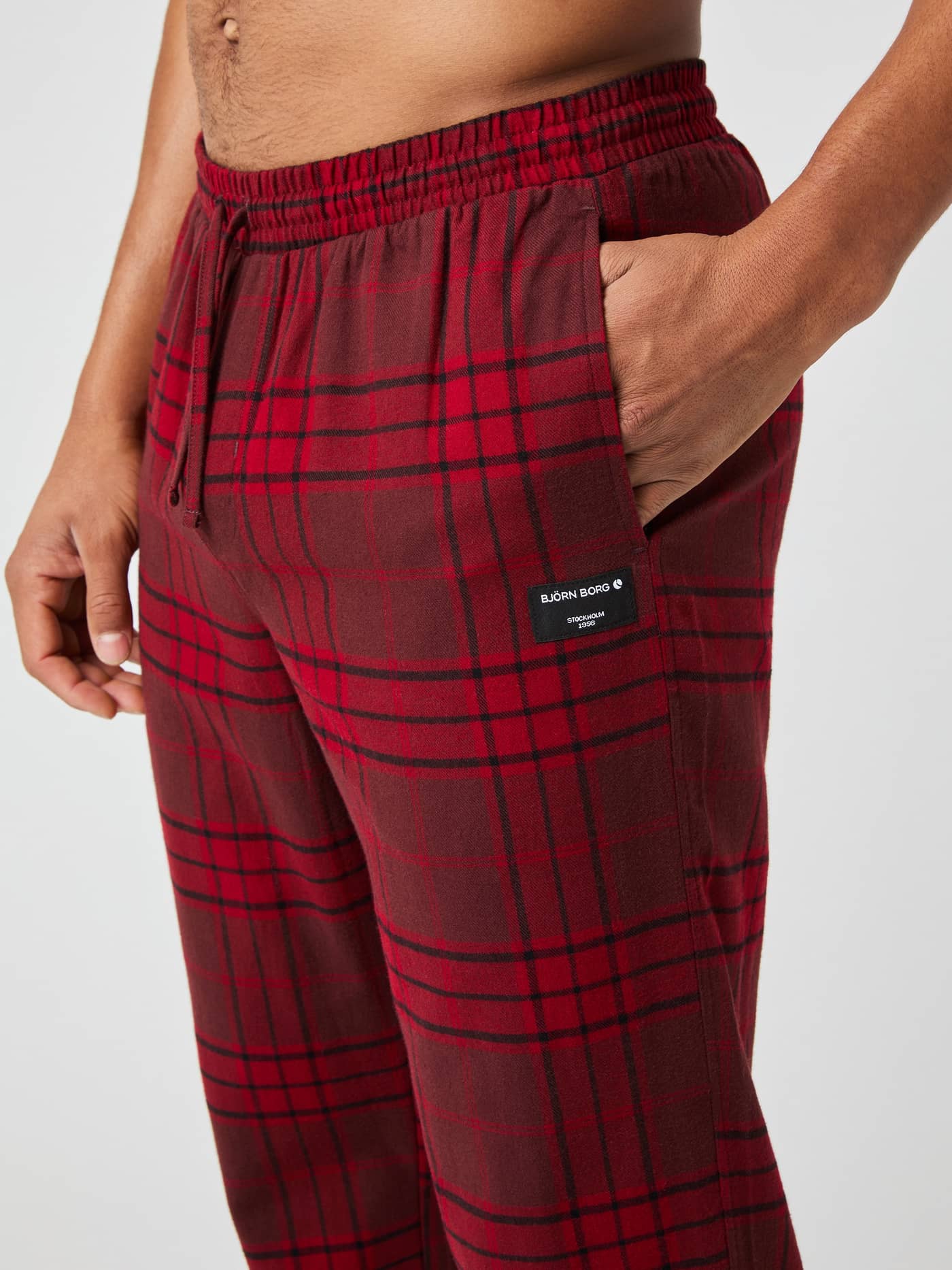 Core Flannel Pyjama Pants en Tartan Hs 3 (Rouge) à carreaux avec cordon de serrage, poches latérales et logo noir. - Image 4