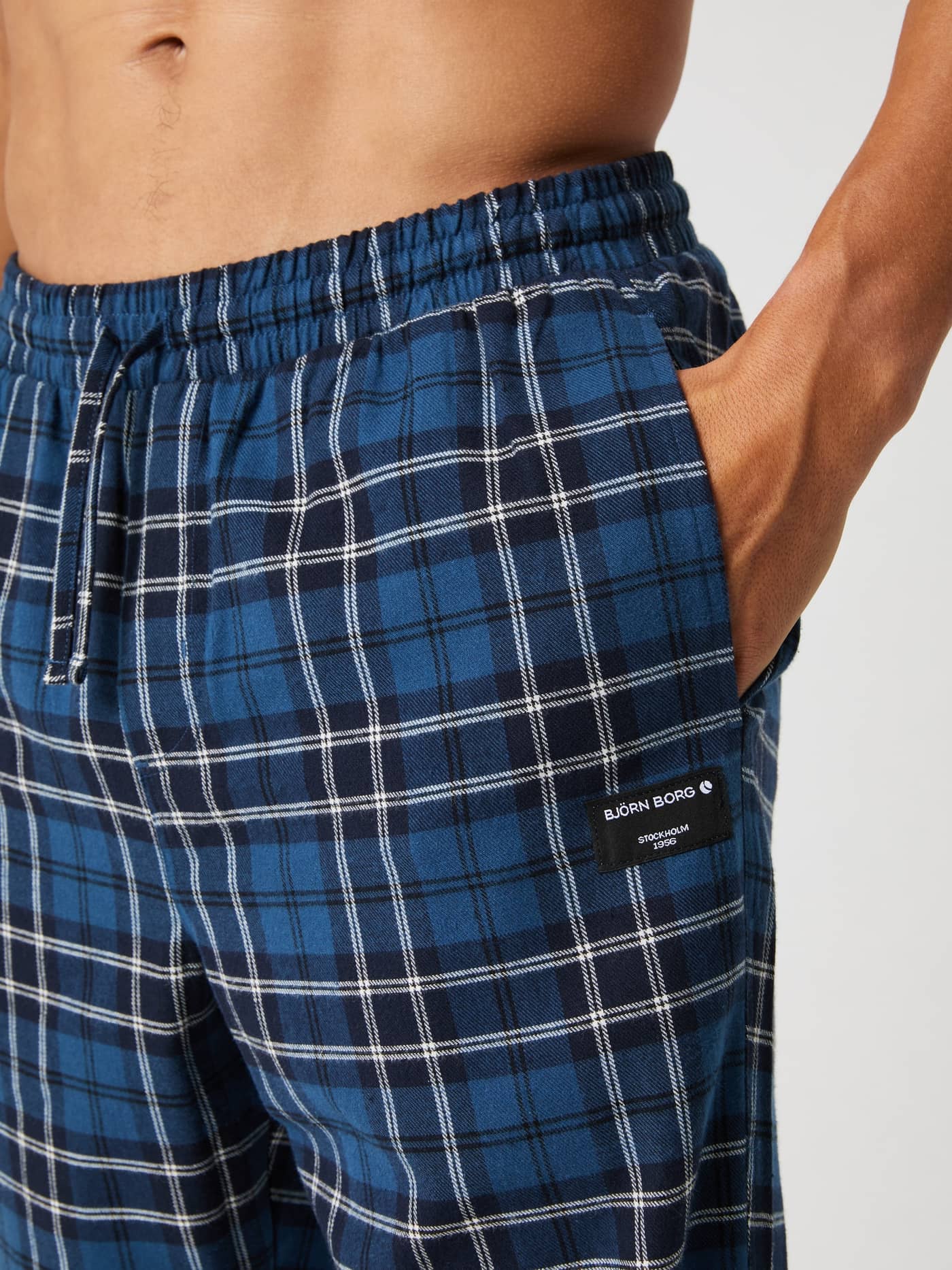 Core Flannel Pyjama Pants en Forest Tartan 4 (Bleu) à motif tartan, avec cordon de serrage et logo blanc. - Image 4