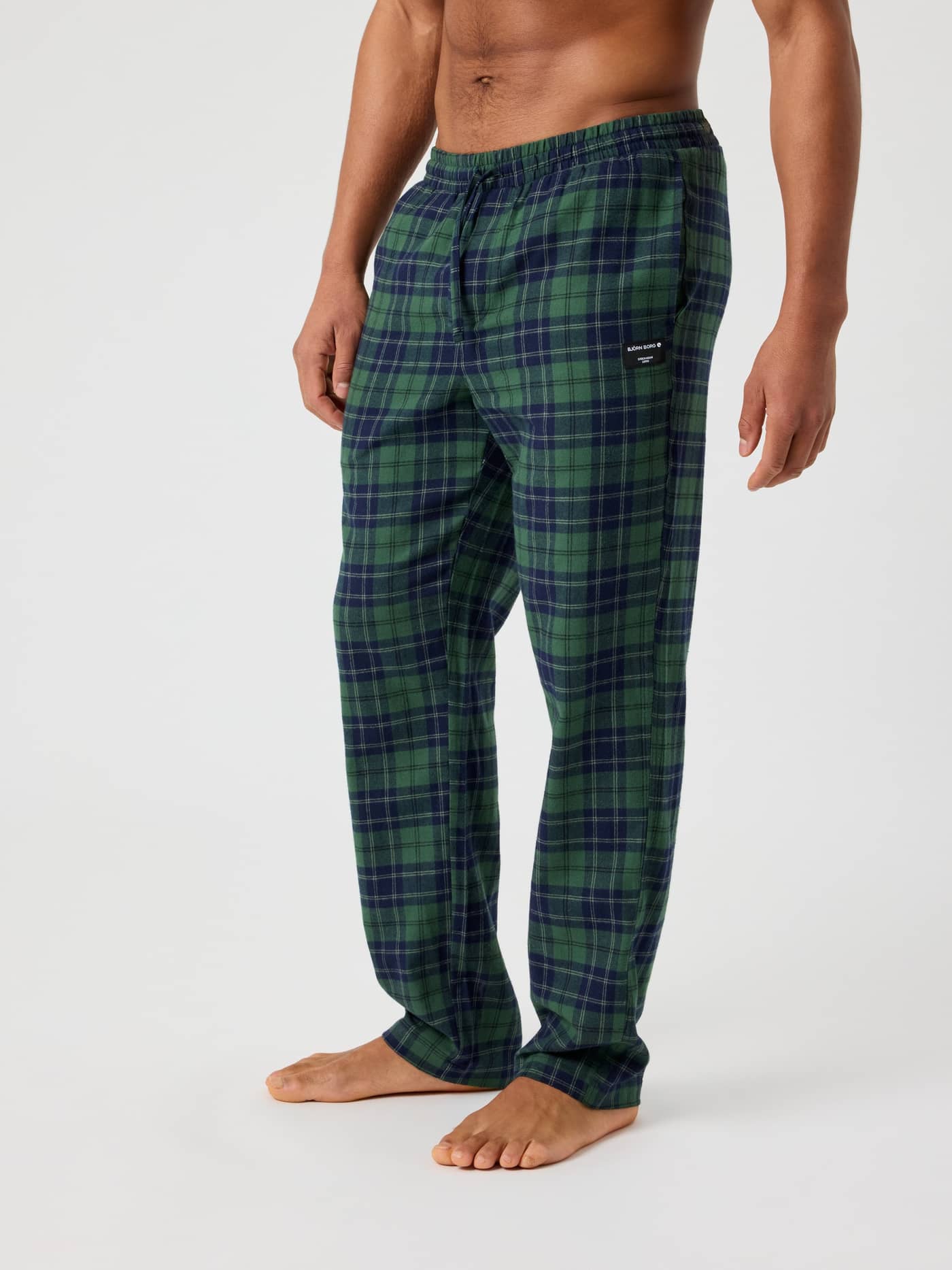 Rutiga Core Flannel Pyjama Pants i Forest Tartan 7 (Grön) i borstad flanell i sidovy på en man för stil och funktion. - Image 1