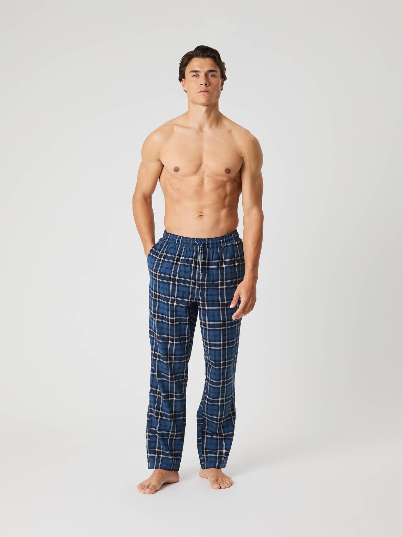 Mannequin de face portant le Core Flannel Pyjama Pants en flanelle Forest Tartan 4 (Bleu) à carreaux, au style décontracté. - Image 2