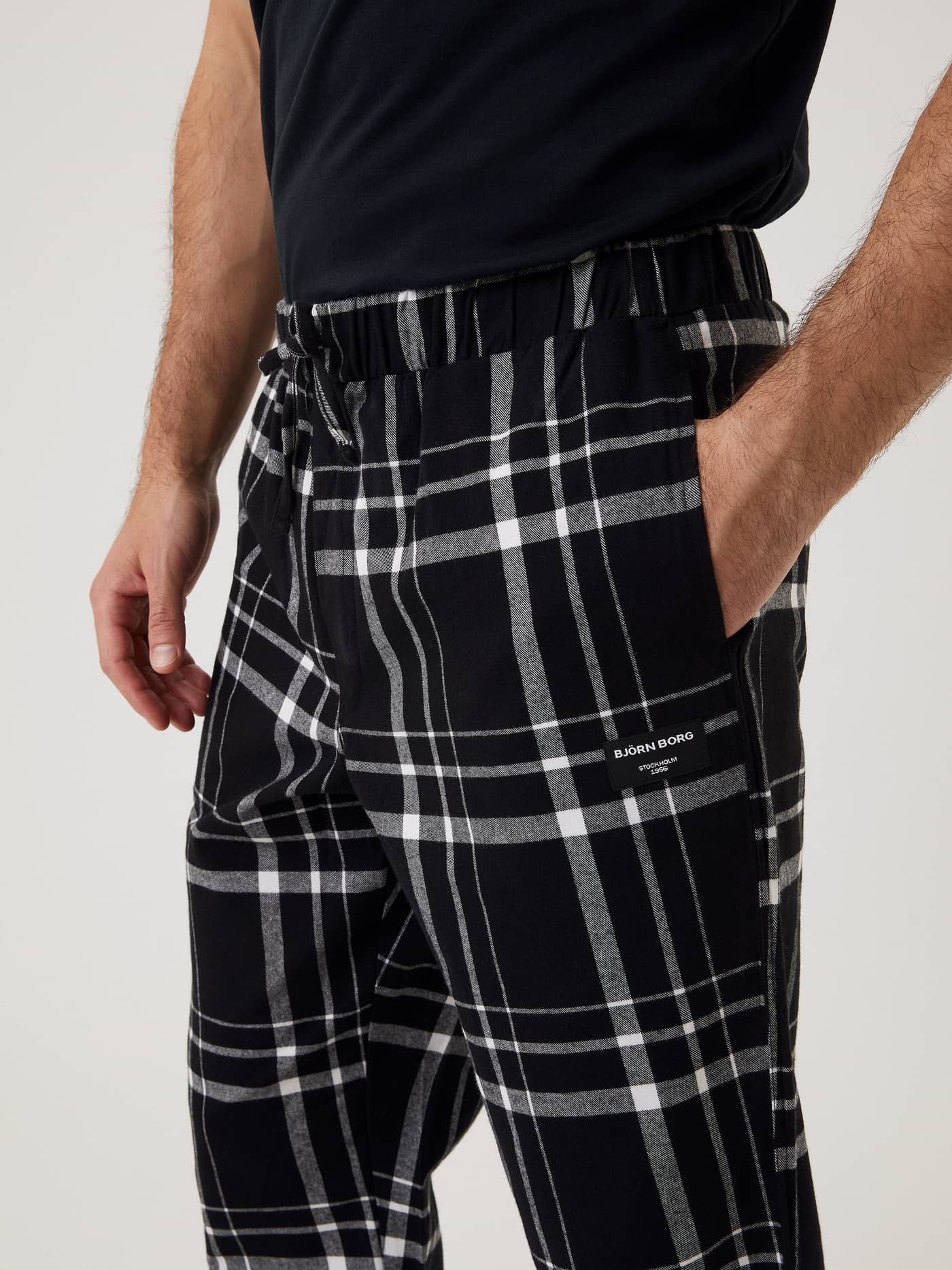 Zwart-witte Core Pyjama Pants in een ruitjespatroon van zacht flanel met een close-up van de zijzak. - Image 5