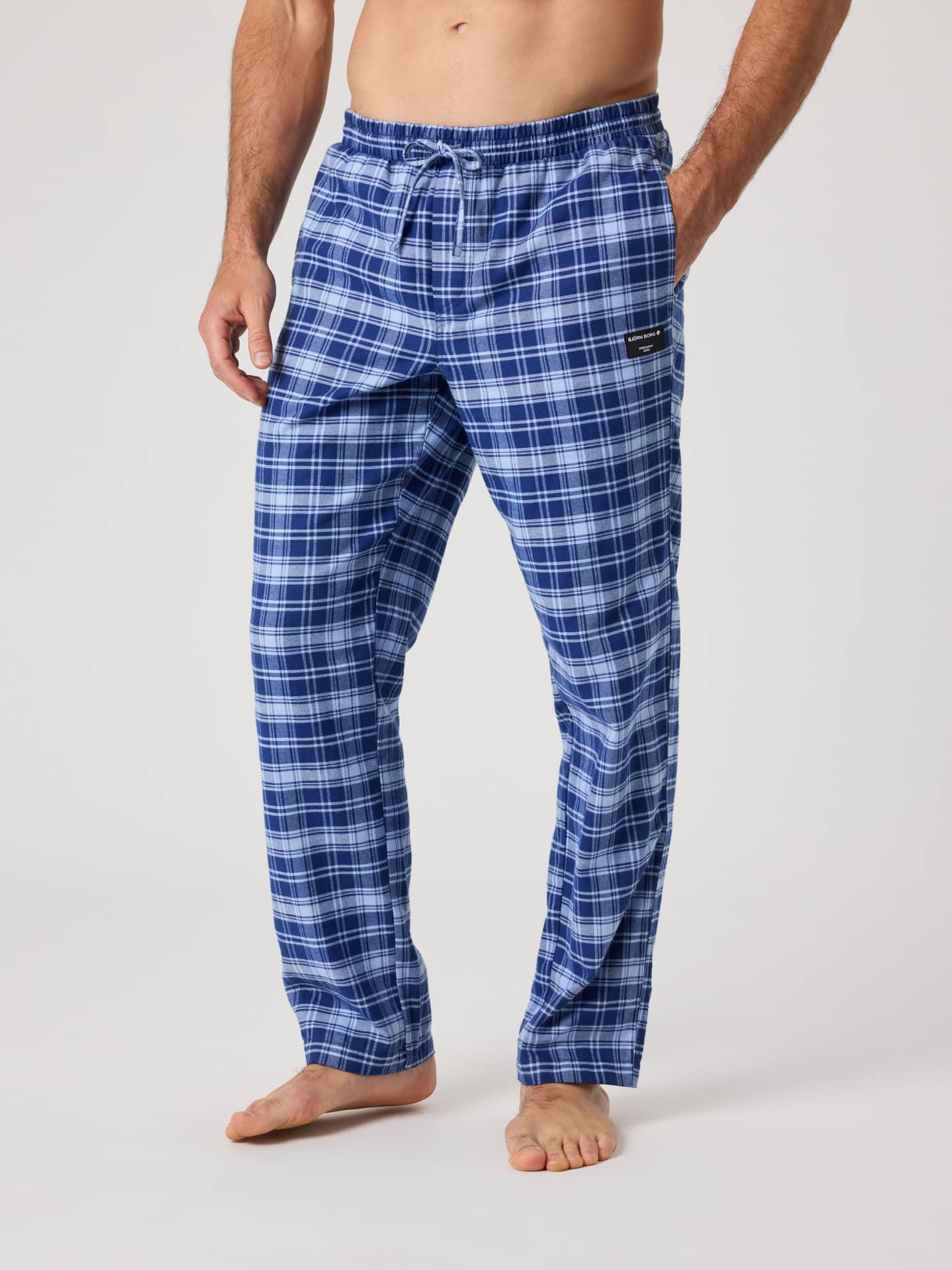 Rutiga Core Flannel Pyjama Pants i Duo Check 4 (Blå) i mjuk borstad bomull med svart logotyp sedda framifrån. - Image 1