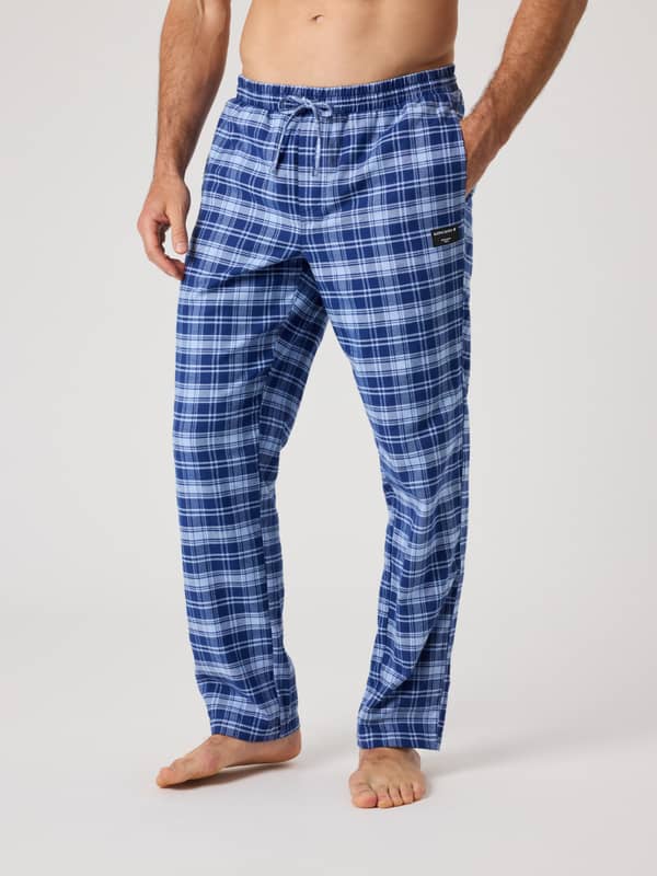Vue de face du Core Flannel Pyjama Pants en Duo Check 4 (Bleu), pantalon à carreaux en coton brossé avec logo noir.