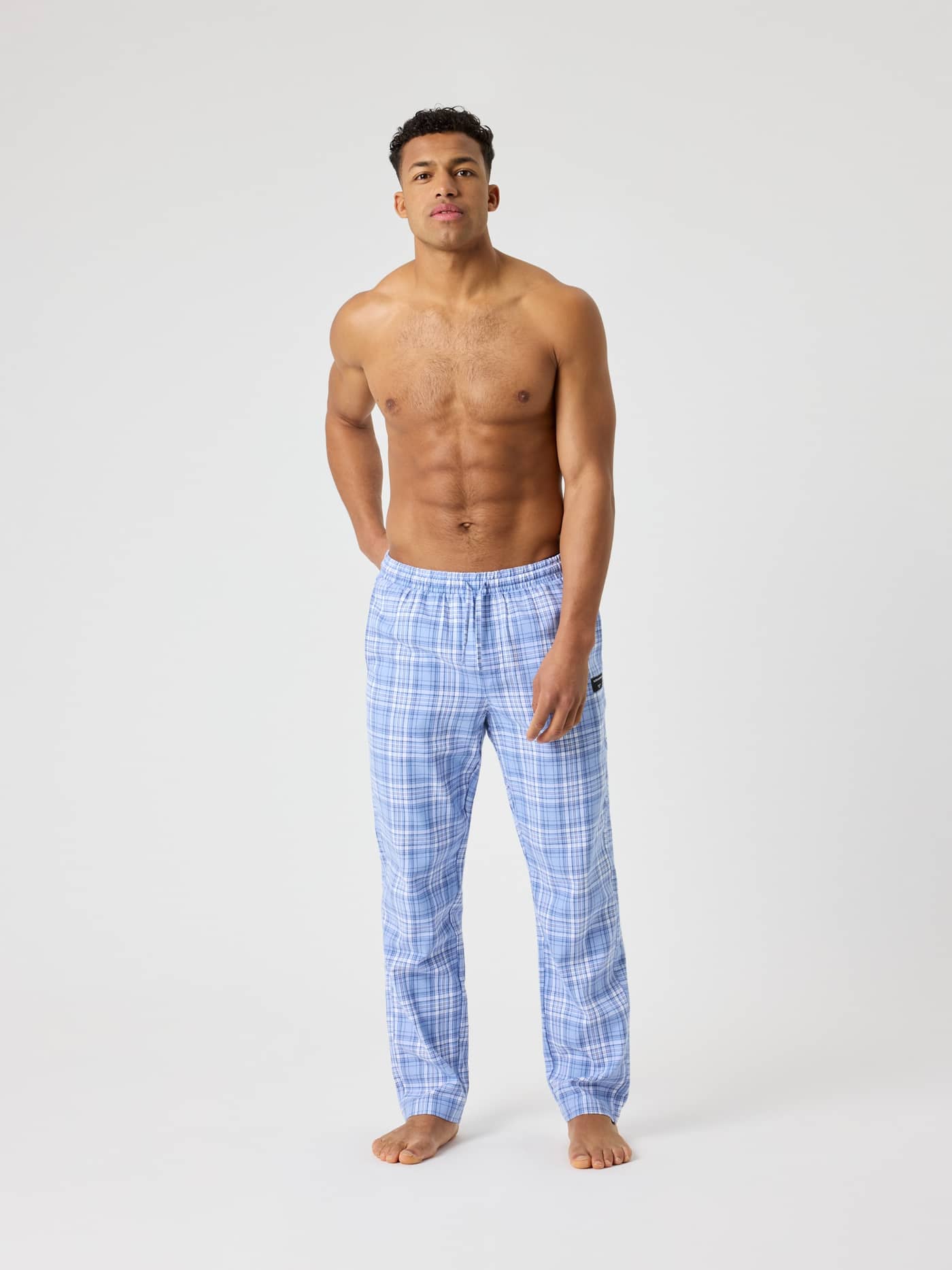 Core Flannel Pyjama Pants i Country Tartan 1 (Blå/Vit) med ett mjukt rutmönster i flanell sedda framifrån på en man. - Image 3