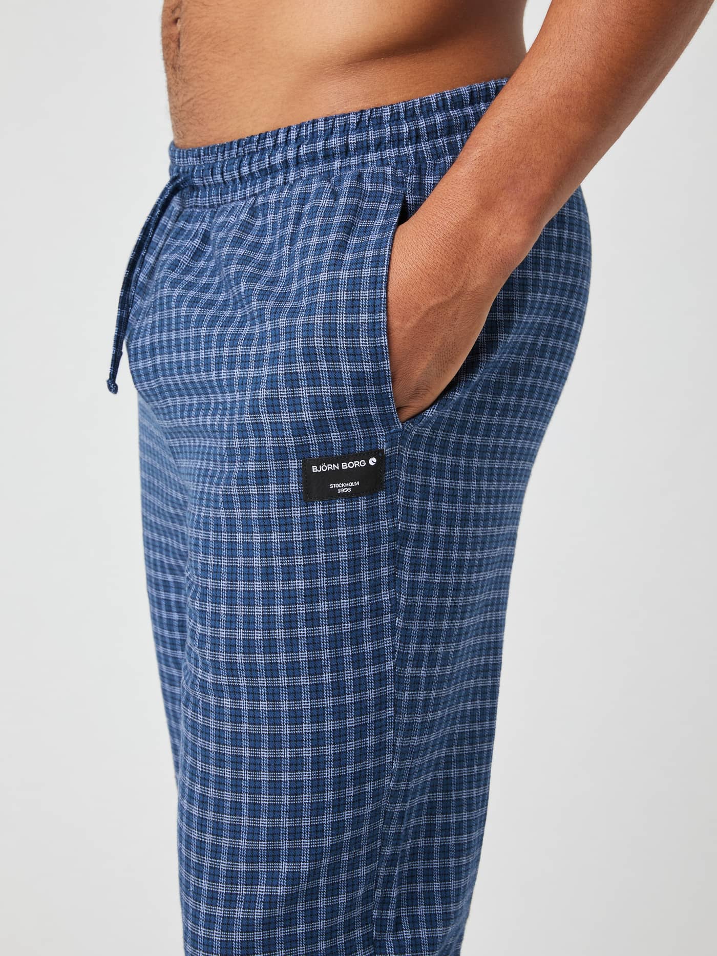 Core Flannel Pyjama Pants à carreaux bleus et blancs, pantalon en flanelle avec poches et logo noir. - Image 4