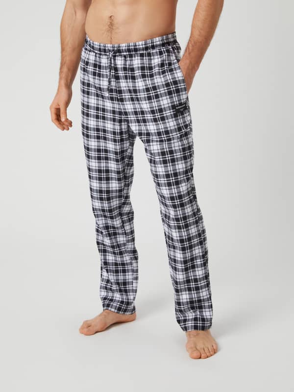 Svart- och vitrutiga Core Flannel Pyjama Pants i mjuk bomullsflanell sedda framifrån på en modell.