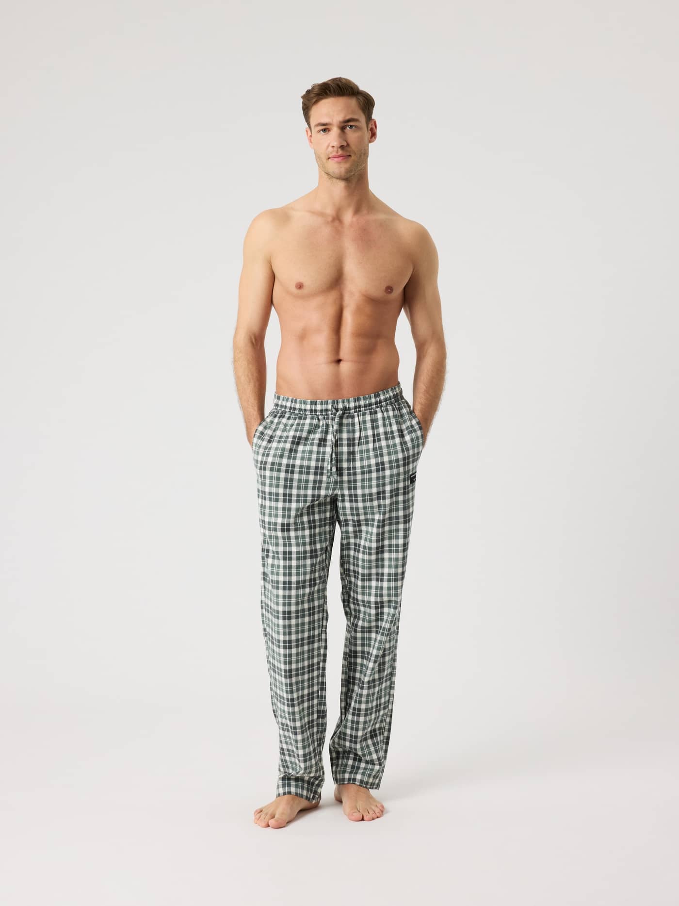 Core Flannel Pyjama Pants in Hs Check 4 (Groen/Wit) geruit flanel met een zwart logo op een man in vooraanzicht. - Image 3