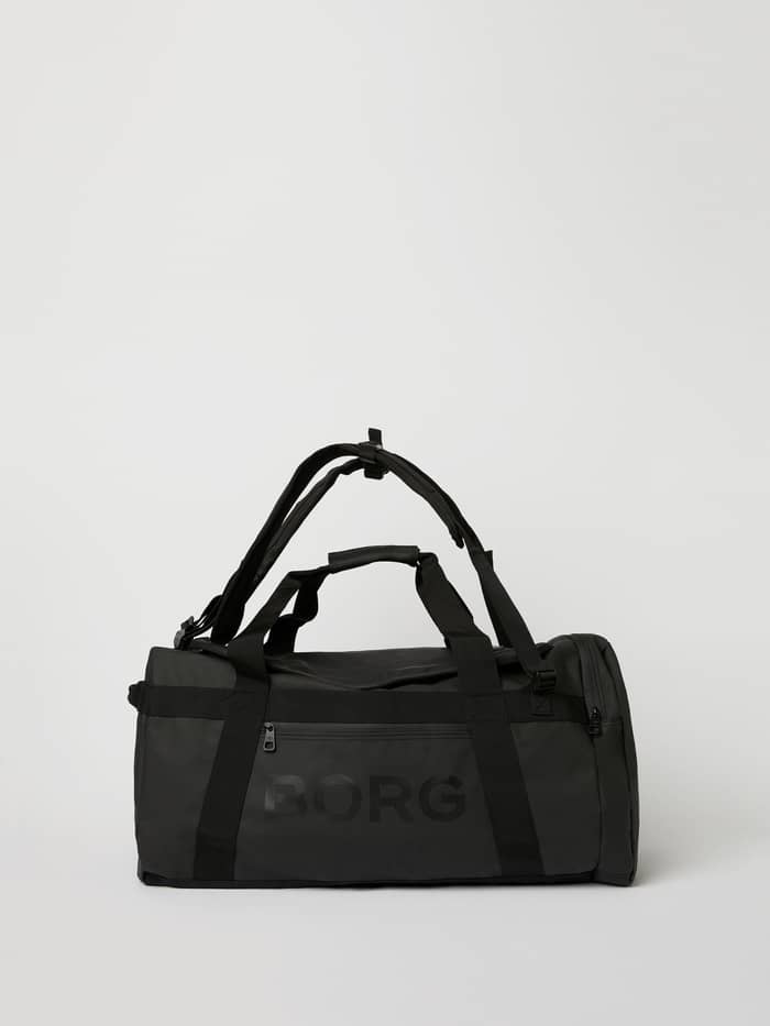 Svart BORG DUFFLE BAG 55L i sidovy med ton-i-ton-logotyp på sidan i slitstarkt, vattenavvisande ytbehandlat material. - Image 2