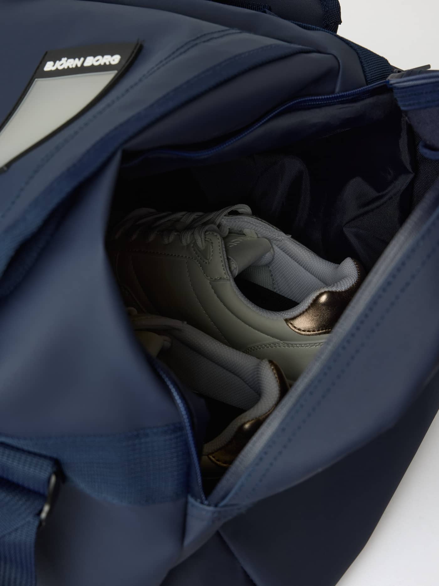 Borg Duffle Bag 55L i Night sky (Marineblå) set tæt på med åben våd-lomme og plads til træningssko. - Image 2