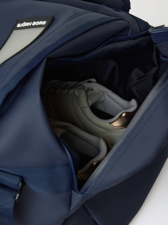 Poche humide ouverte du Borg Duffle Bag 55L en Night sky (Marine) contenant des chaussures d'entraînement. - Image 2