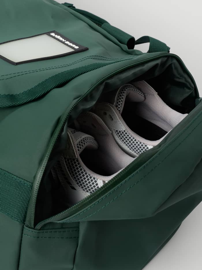 Borg Duffle Bag 55L en Mountain View (Vert) avec poche pour chaussures de training et logo blanc sur étiquette noire. - Image 2