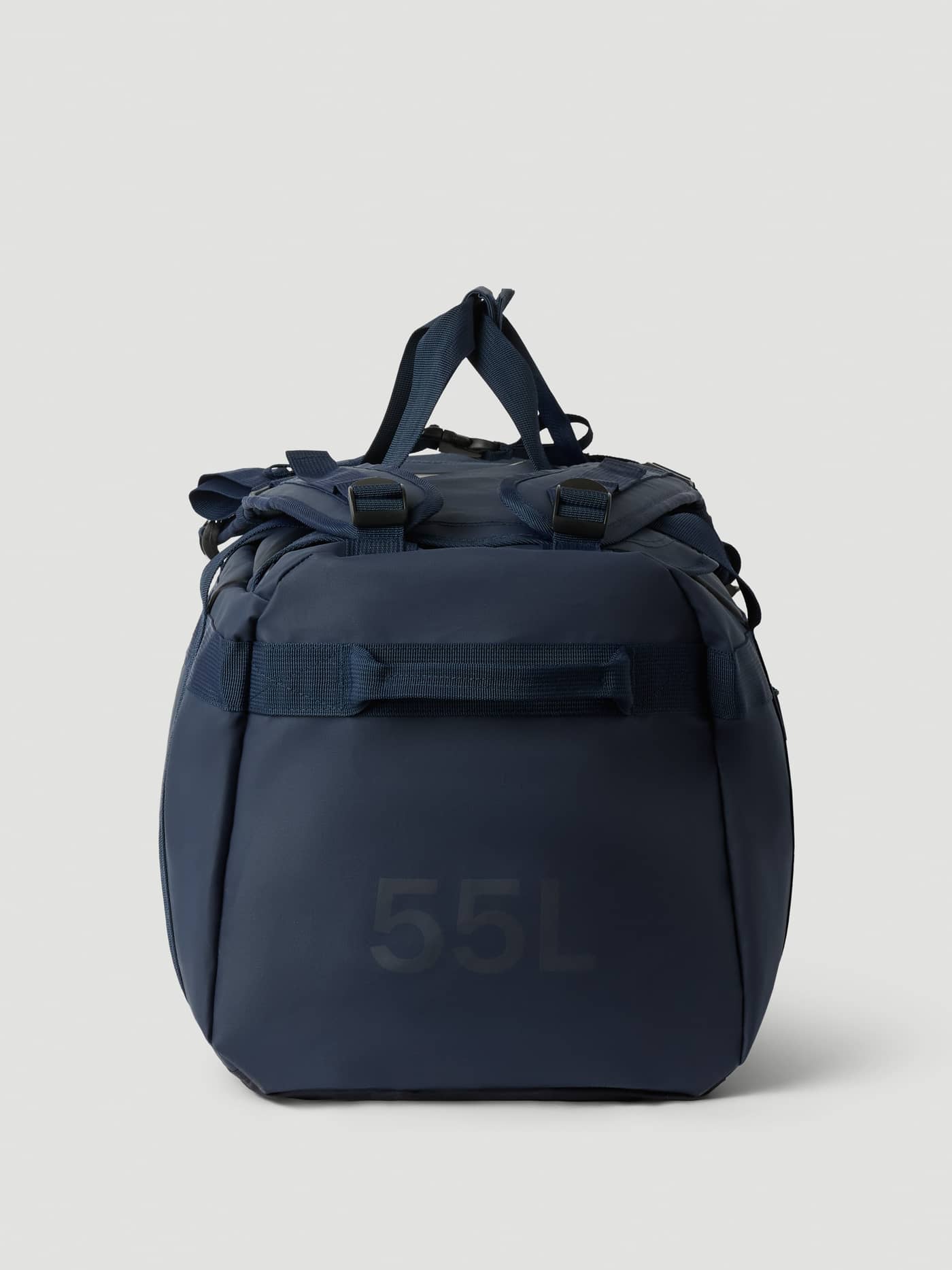 Militærinspireret Borg Duffle Bag 55L i Night Sky (Marineblå) set fra siden med et trykt 55L-logo. - Image 6