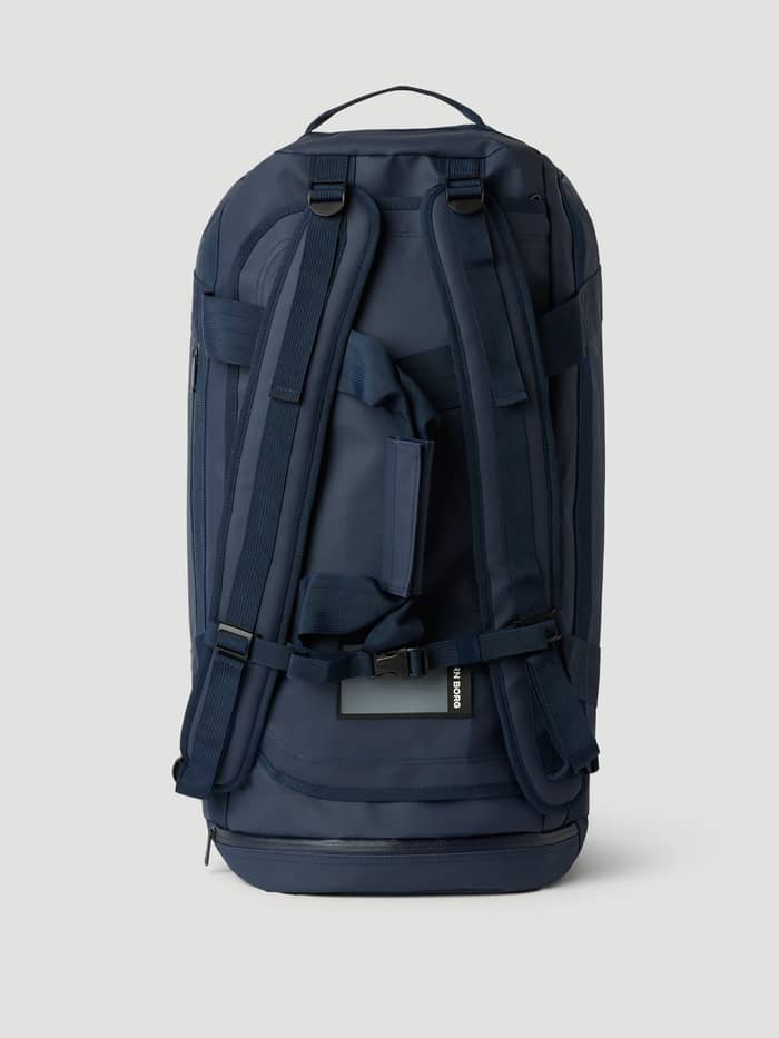Vue arrière du Borg Duffle Bag 55L en Night Sky (Bleu marine) avec bretelles de sac à dos et logo blanc. - Image 3