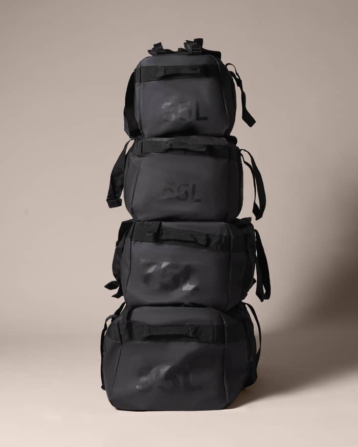 Vattentålig Borg Duffle Bag 55L i Black Beauty (Svart) staplad med andra storlekar för träning. - Image 3
