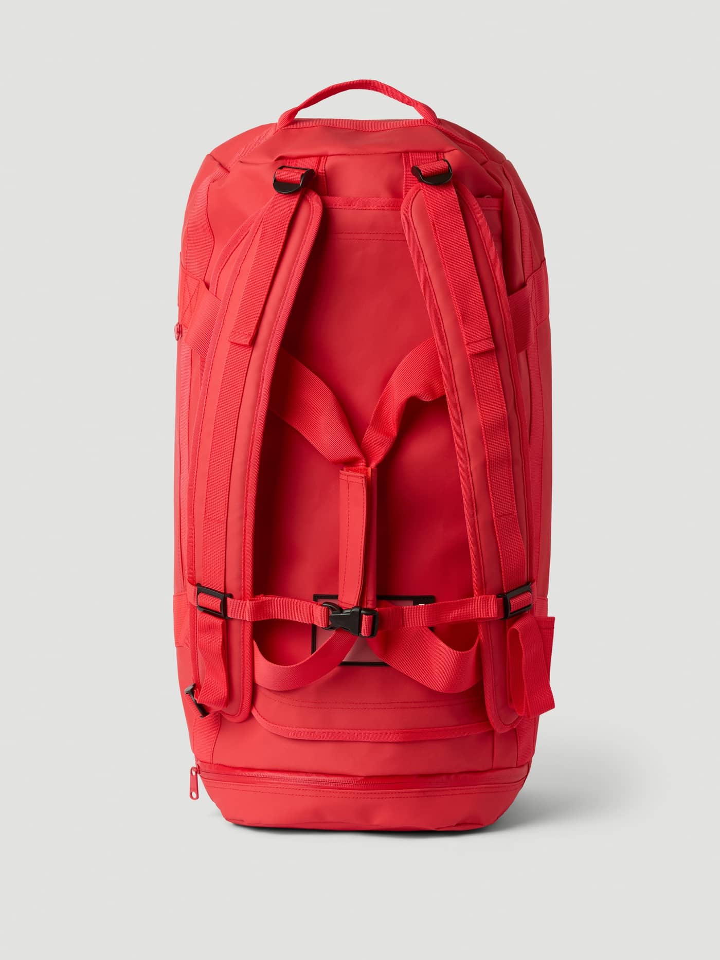 Achteraanzicht van de Borg Duffle Bag 55L in Samba (Rood) met gevoerde rugzakbanden en robuuste TPE-coating. - Image 4