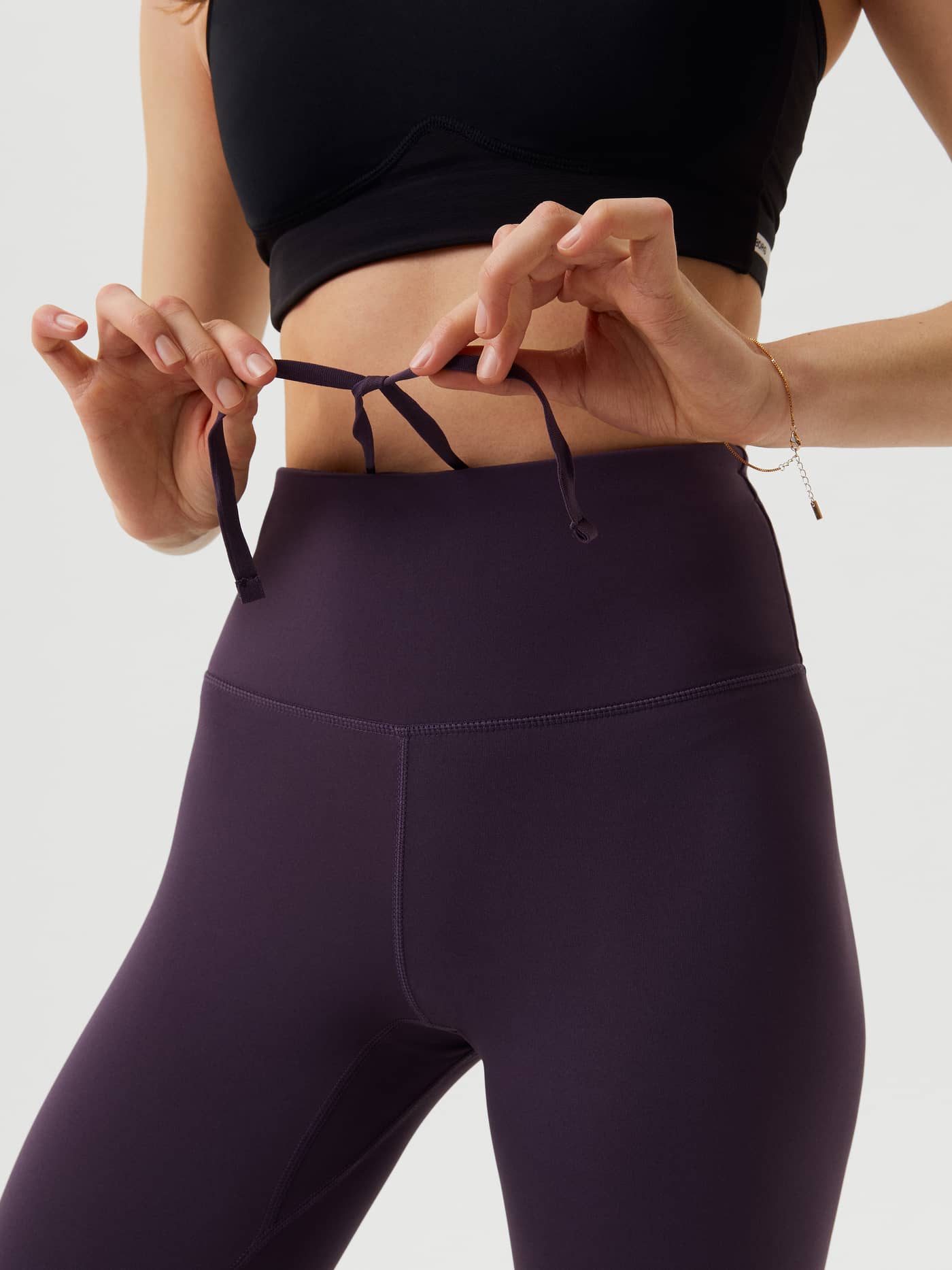 Close-up of the adjustable drawstring on the high-waisted Björn Borg Logo Tights in Nightshade (Purple) for training. - Image 4