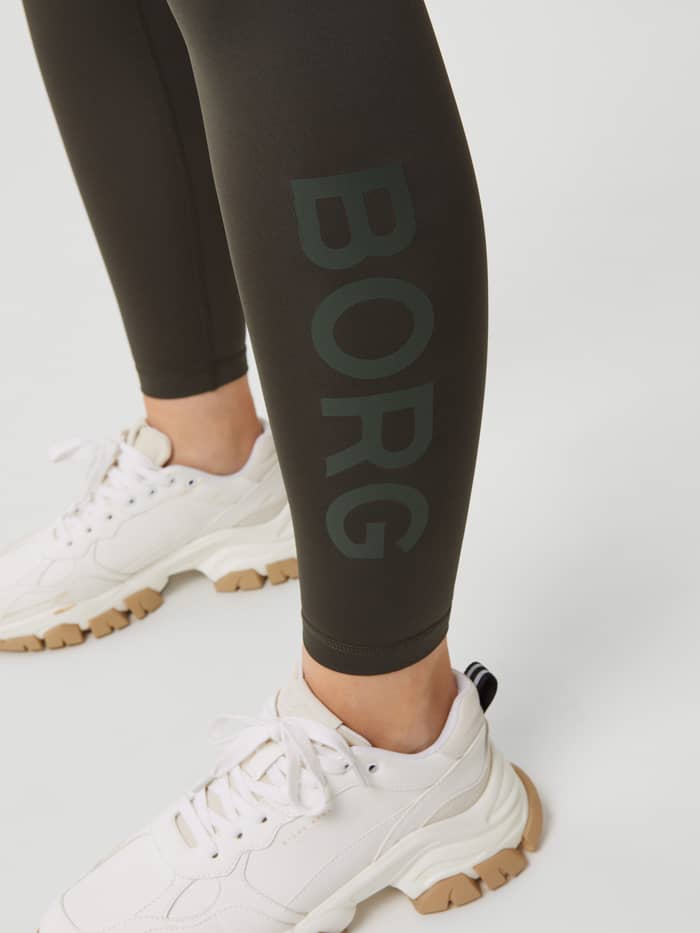 Close-up of the Peat (Green) Borg Logo Tights for training, highlighting the tonal BORG logo and performance fit. - Image 4