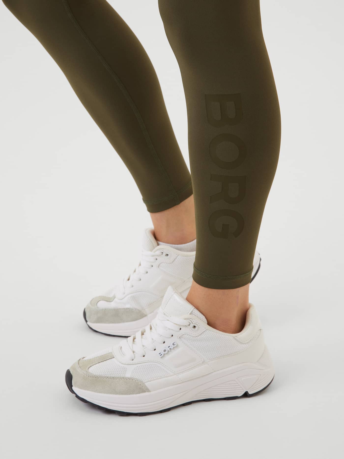 Borg Logo Tights i Olive Night (Grøn) i et nærbillede med et matchende grønt logo til performance og træning. - Image 4