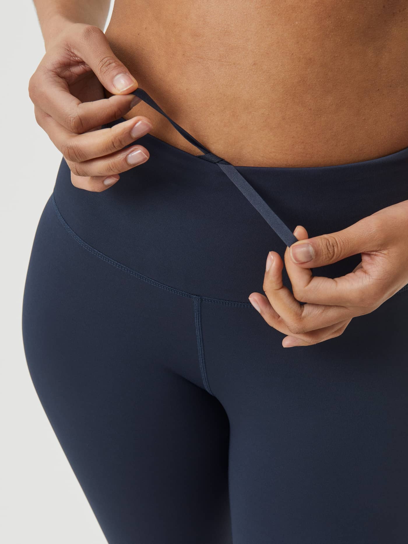 Detailed view of the adjustable drawstring on the high-waisted Borg Logo Tights in Outerspace (Blue) for training. - Image 5