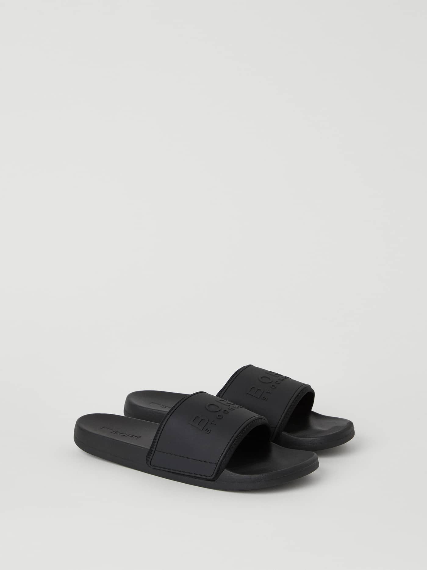 Three-quarter view of the black Men’s Sandal Romeo Logo featuring a durable TPU strap and a comfortable EVA outsole. - Image 1