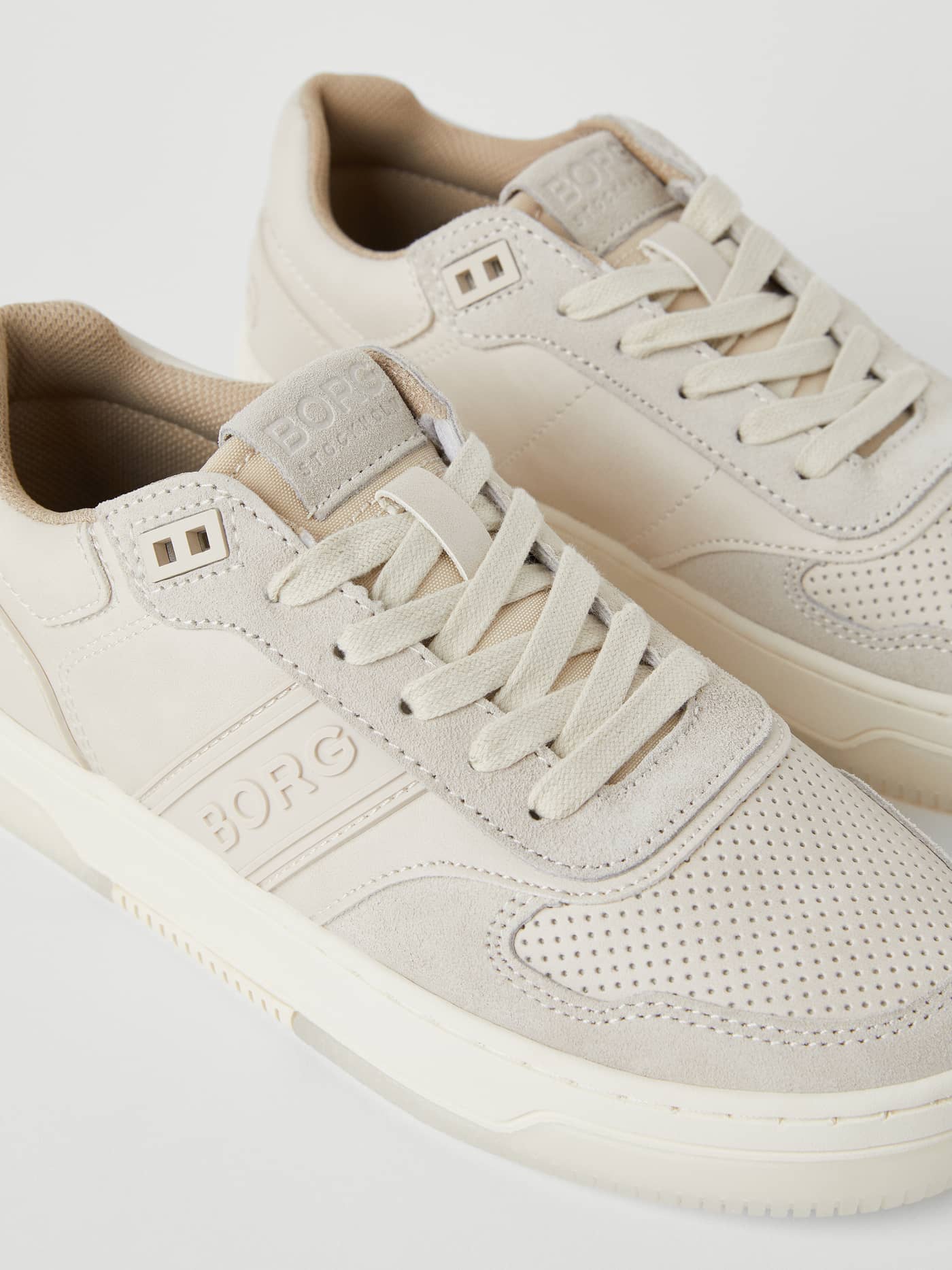 Primer plano de la Women's Sneaker T2300 Tnl en Beige con diseño inspirado en el tenis y logotipo tonal. - Image 2