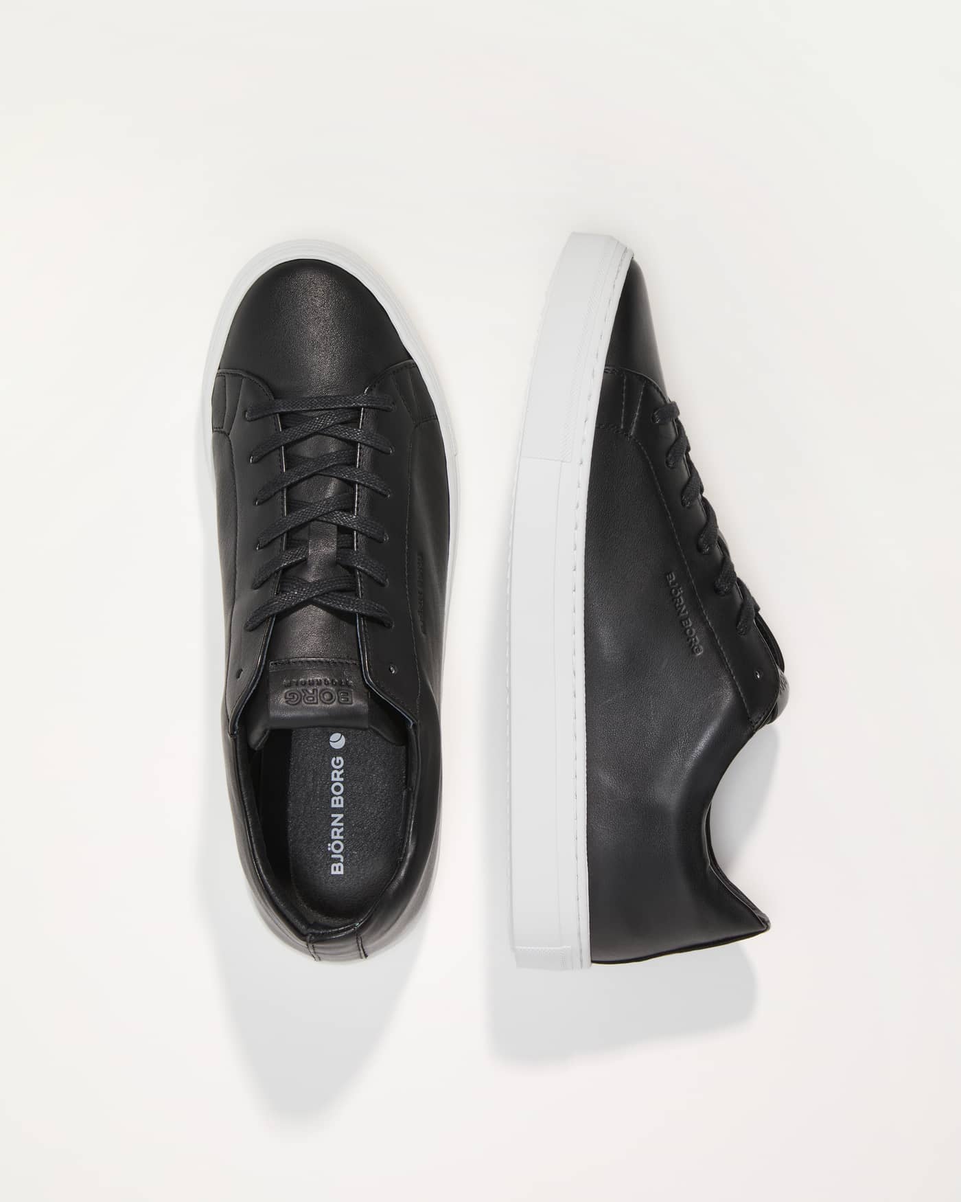 CLASSIC (SL100) LEA M i Black (Sort) lædersneakers set oppefra med hvide såler og tonale snørebånd. - Image 1