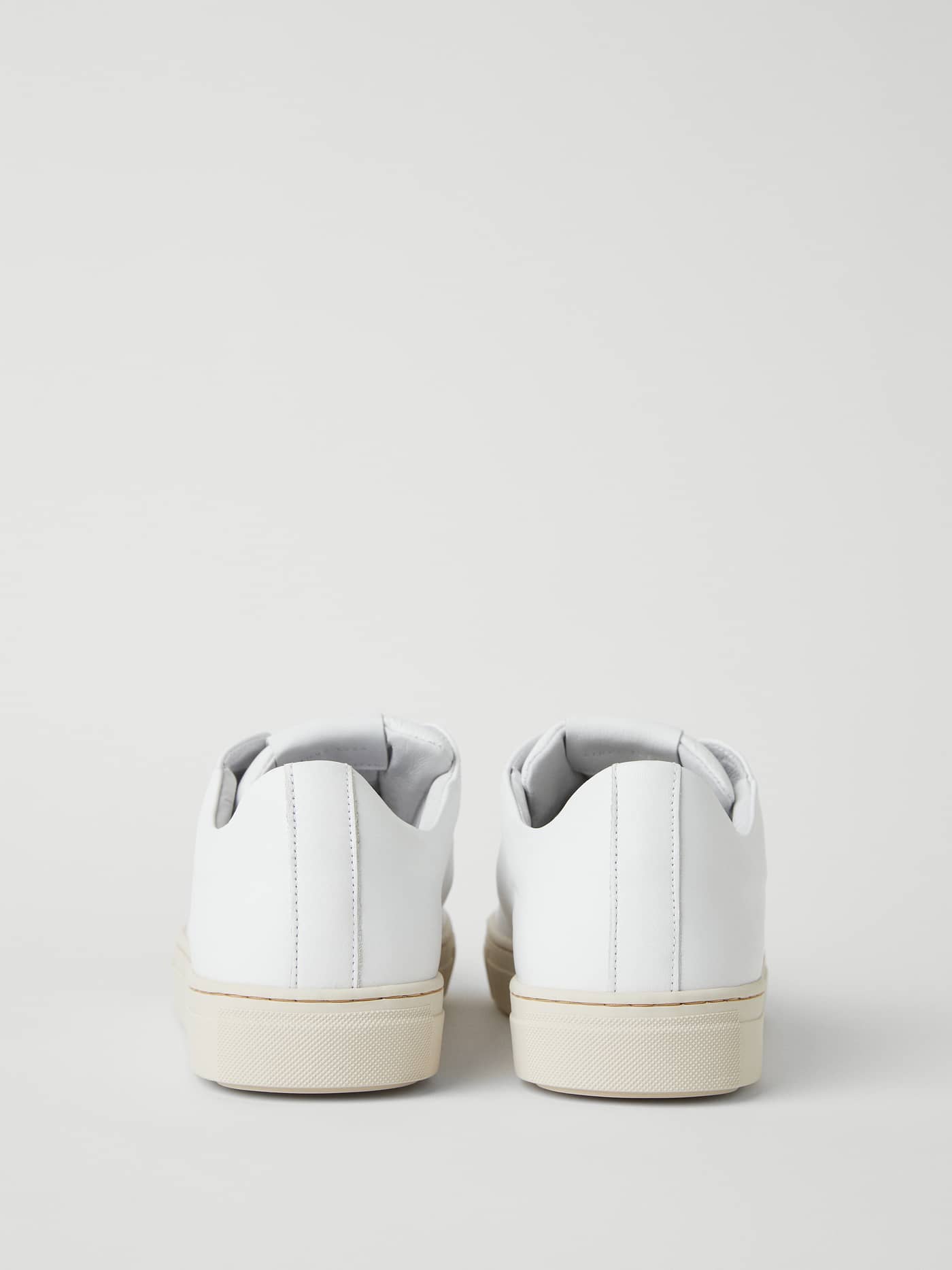 Men's Leather Sneaker Sl100 i hvit sett bakfra, med fokus på minimalistisk skandinavisk stil og premium skinn. - Image 3