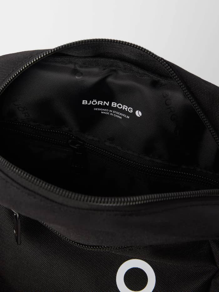 Gedetailleerde binnenkant van de Core Crossover Bag 1,7L in Black met ritsvak en wit Björn Borg-logo. - Image 3