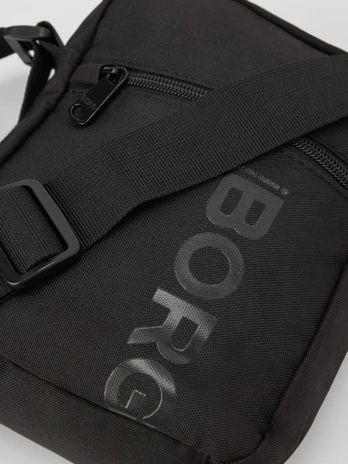 Vue rapprochée du Core Crossover Bag 1,7L en Black Beauty (Noir) avec grand logo BORG ton sur ton et fermeture éclair. - Image 3