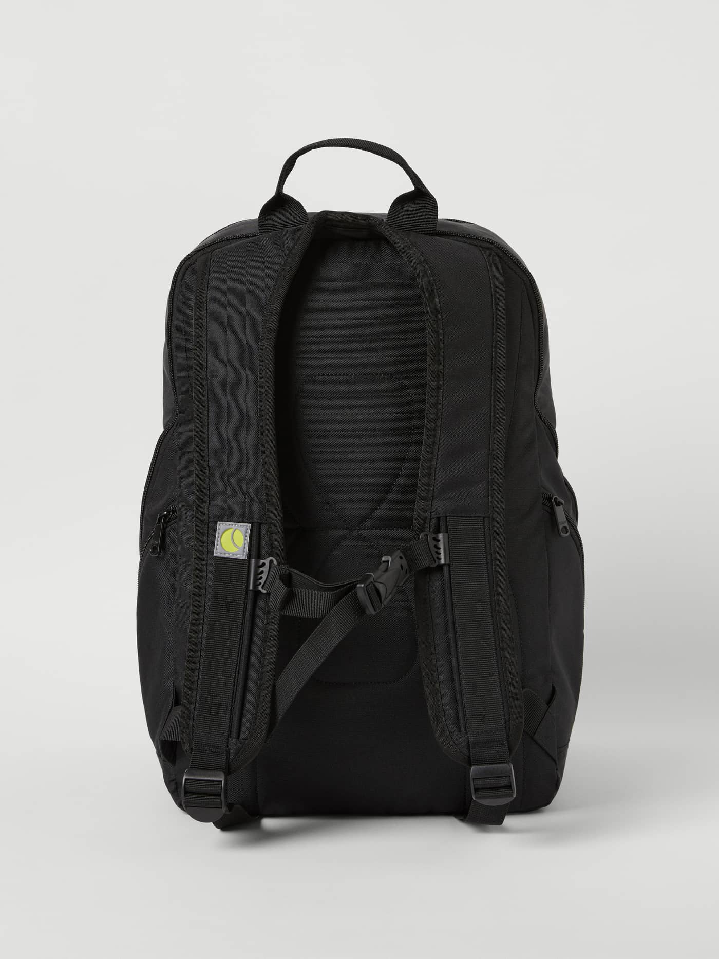 Vue arrière du Core Curve Backpack 27L en BLACK BEAUTY (Noir) avec bretelles rembourrées et sangle de poitrine. - Image 3