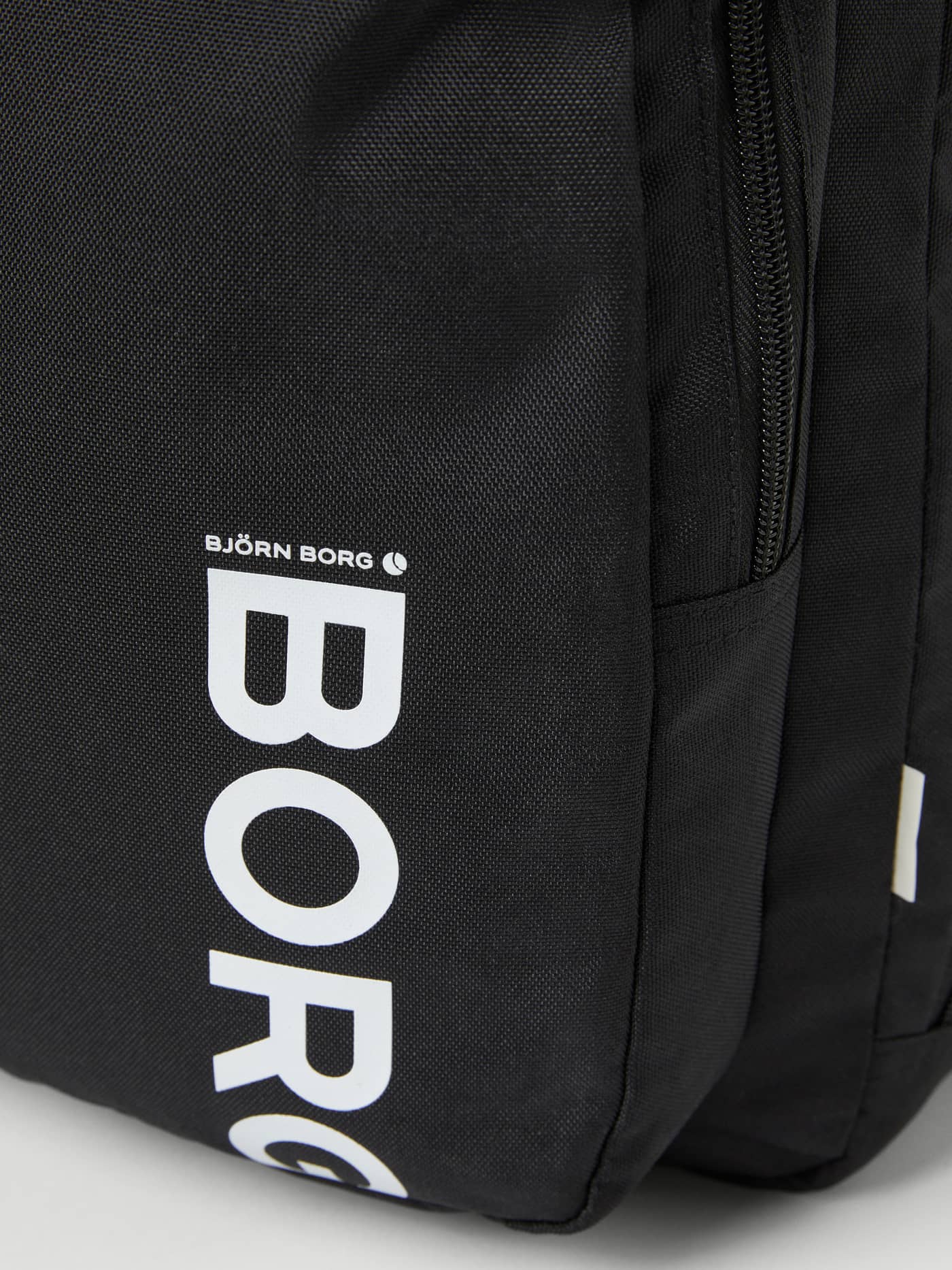 Core Curve Backpack 27L noir en polyester recyclé durable avec un grand logo BORG blanc en gros plan. - Image 5