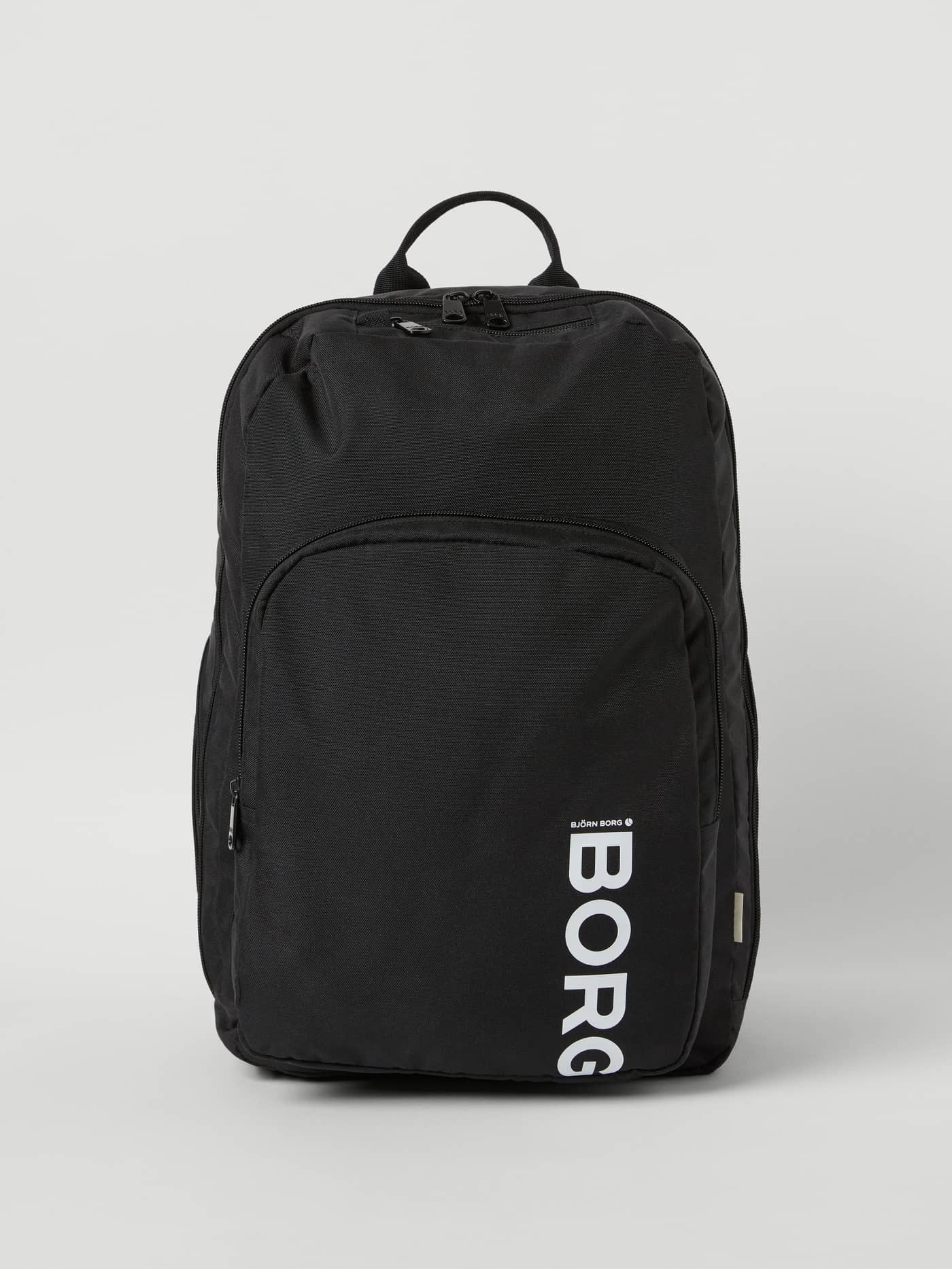 Vue de face du Core Curve Backpack 27L en Black Beauty (Noir) avec deux compartiments zippés et logo BORG blanc. - Image 2