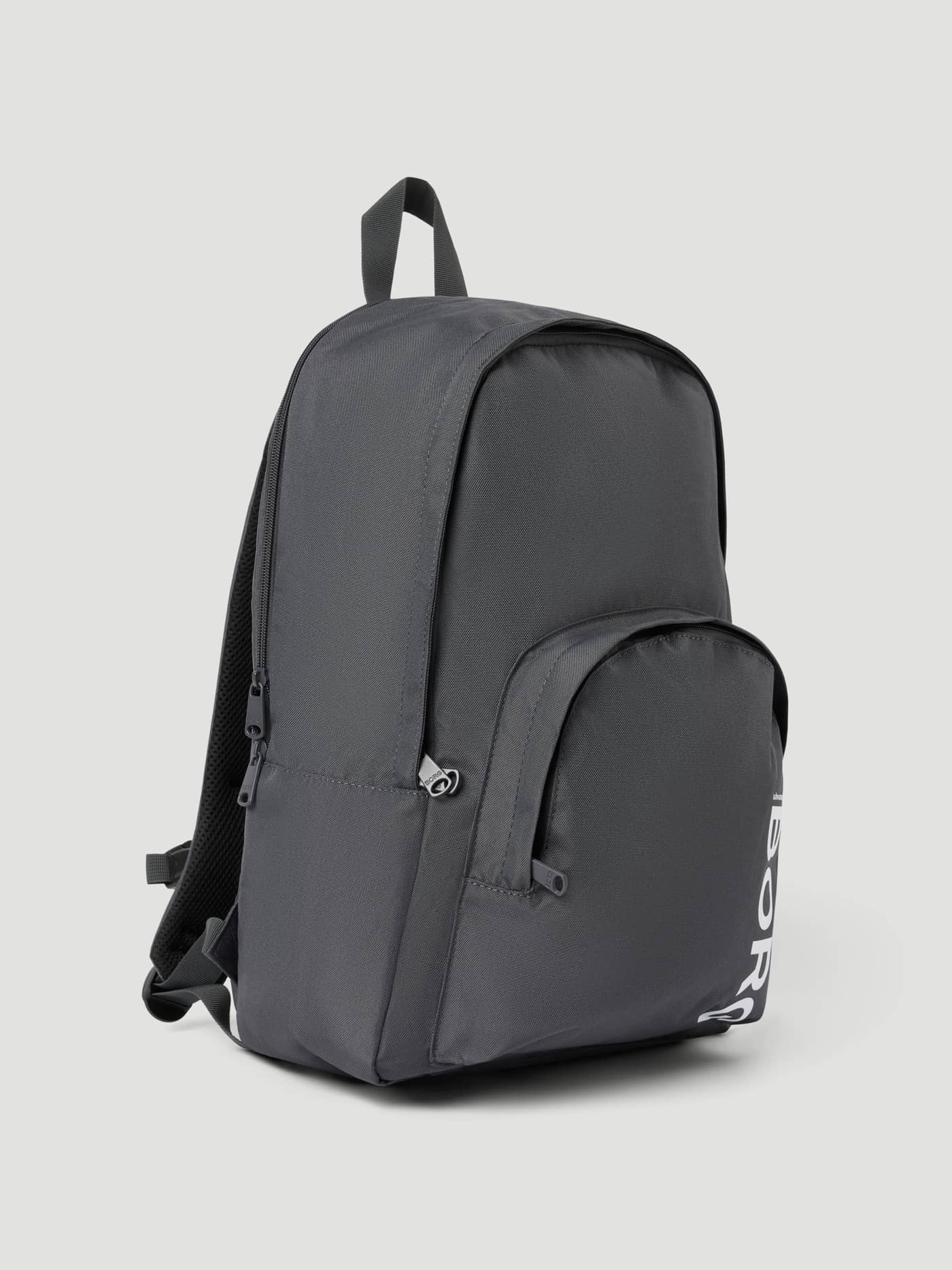 Core Iconic Backpack 25L i Asphalt (Grå) med hvit logo og resirkulert materiale, sett fra siden. - Image 2