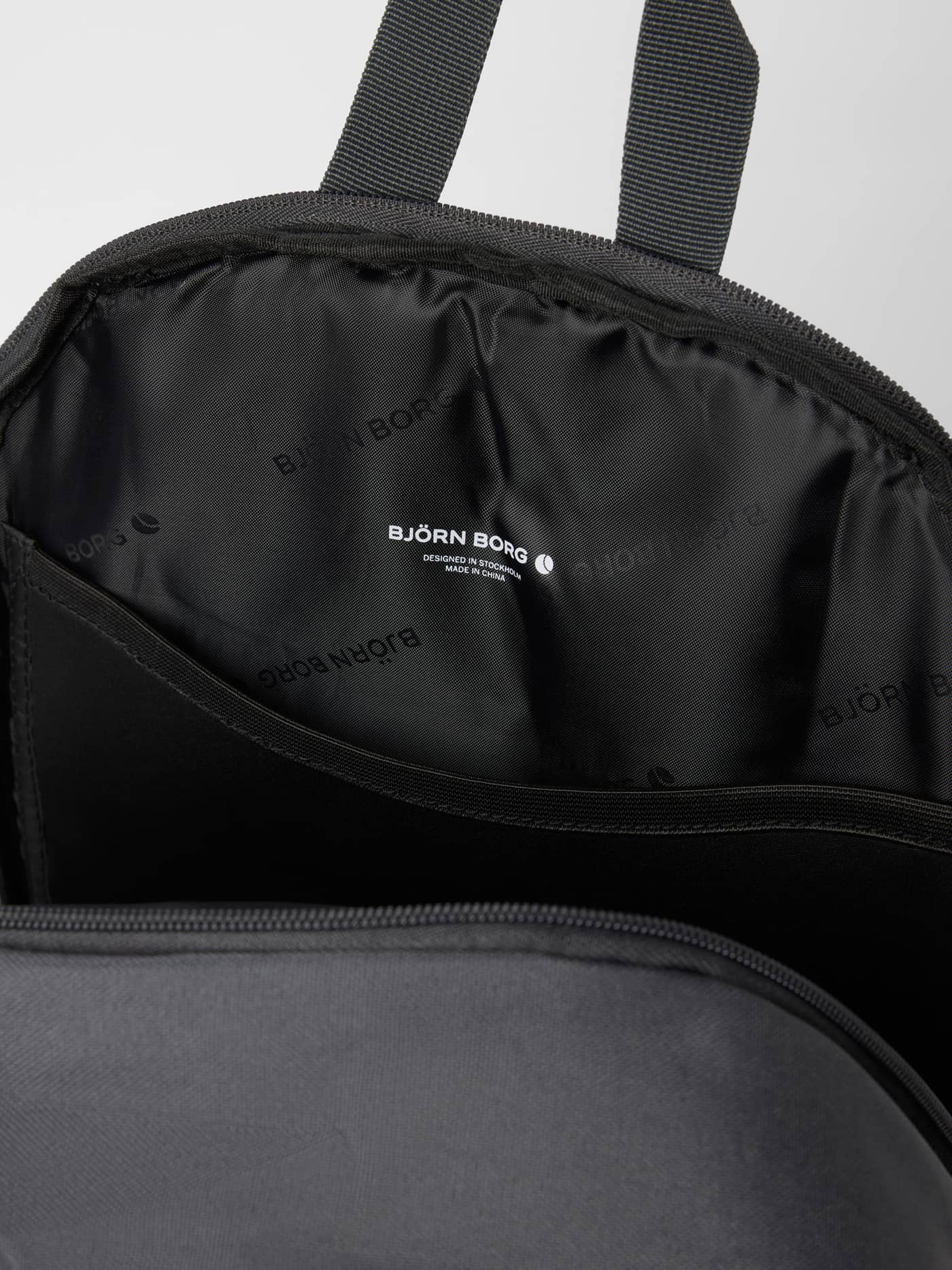 Innvendig visning av Core Iconic Backpack 25L i Asphalt (Grå) med hvit logo og polstret laptoplomme. - Image 4