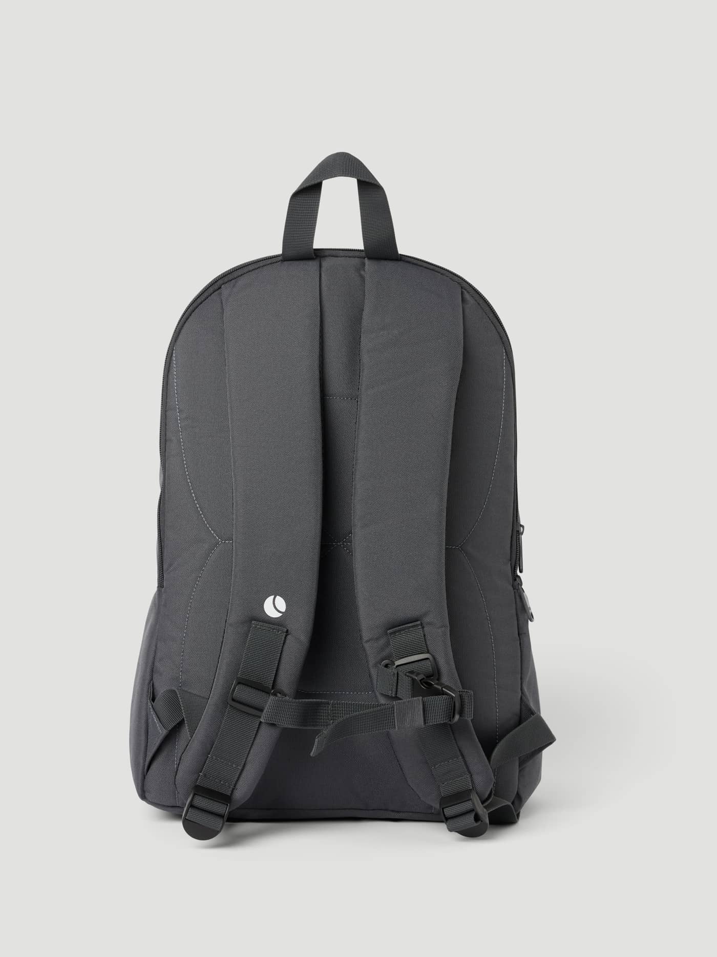 Björn Borg Core Iconic Backpack 25L i Asphalt (Grå) sett bakfra med justerbare, polstrede skulderstropper. - Image 3
