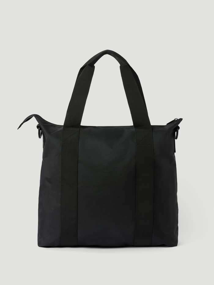 Front view of the Björn Borg Core Tote Bag 23L in Black Beauty (Black), crafted from durable recycled polyester. - Image 2