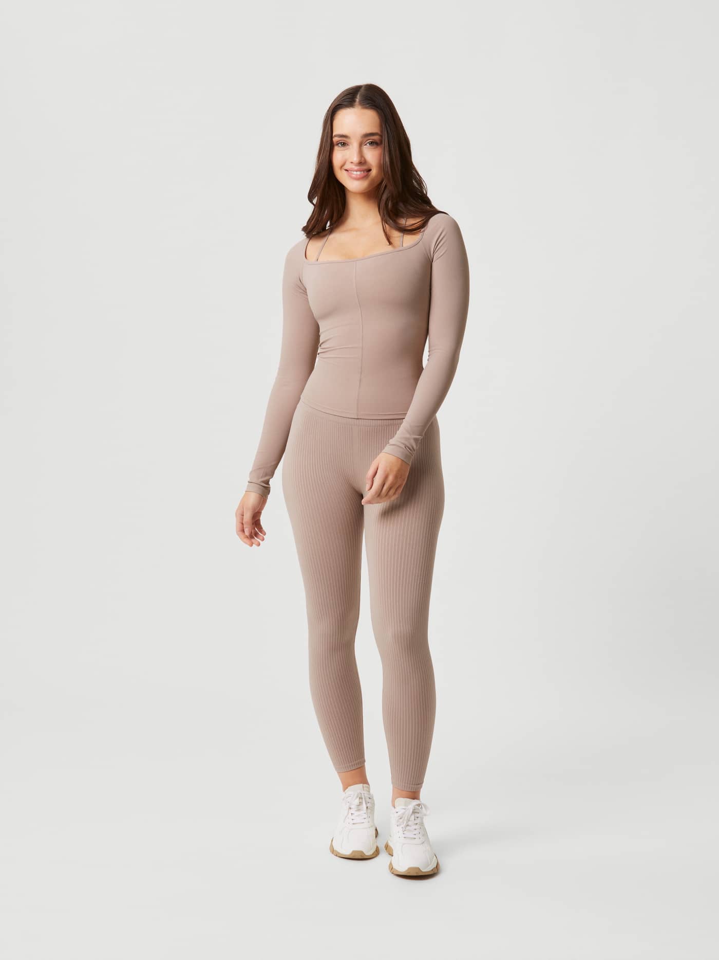 Slim-fit Björn Borg Studio Ballerina Long Sleeve in Etherea (Beige) voor training, getoond in vooraanzicht. - Image 3