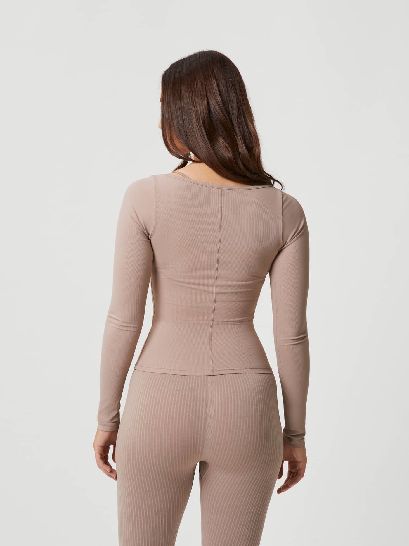 Björn Borg Studio Ballerina Long Sleeve in Etherea (Beige) met een slim-fit pasvorm voor training in achteraanzicht. - Image 2