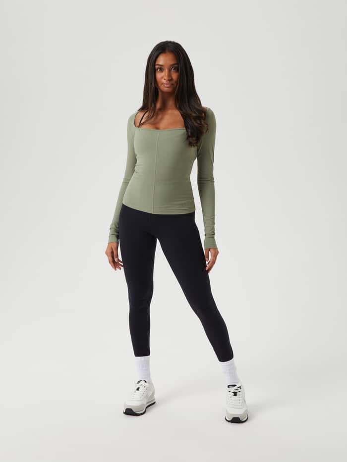 Slim-fit Studio Ballerina Long Sleeve in Vetiver (Groen) in vooraanzicht voor training met een stijlvolle pasvorm. - Image 3