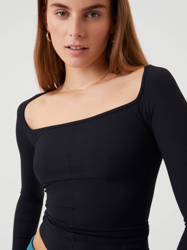 Närbild på en modell i slim fit Studio Ballerina Long Sleeve i Black Beauty (Svart) för träning med fyrkantig urringning.