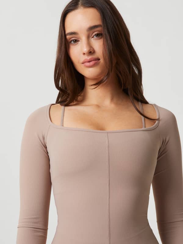 Närbild på en modell i slim fit Björn Borg Studio Ballerina Long Sleeve i Etherea (Beige) för träning.