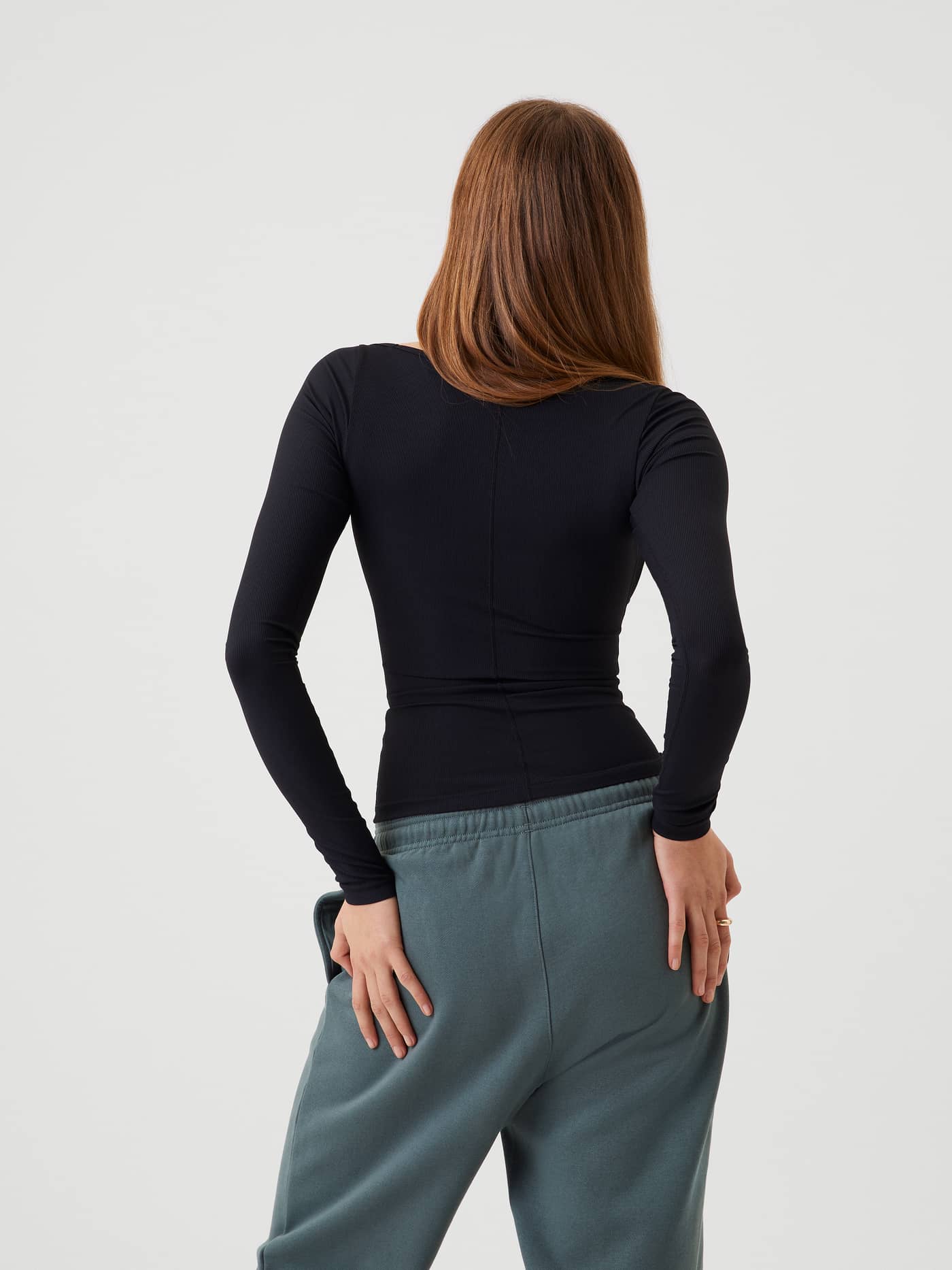 Back view of a model in the slim-fit Björn Borg Studio Ballerina Long Sleeve in Black Beauty (Black) for yoga and training. - Image 3
