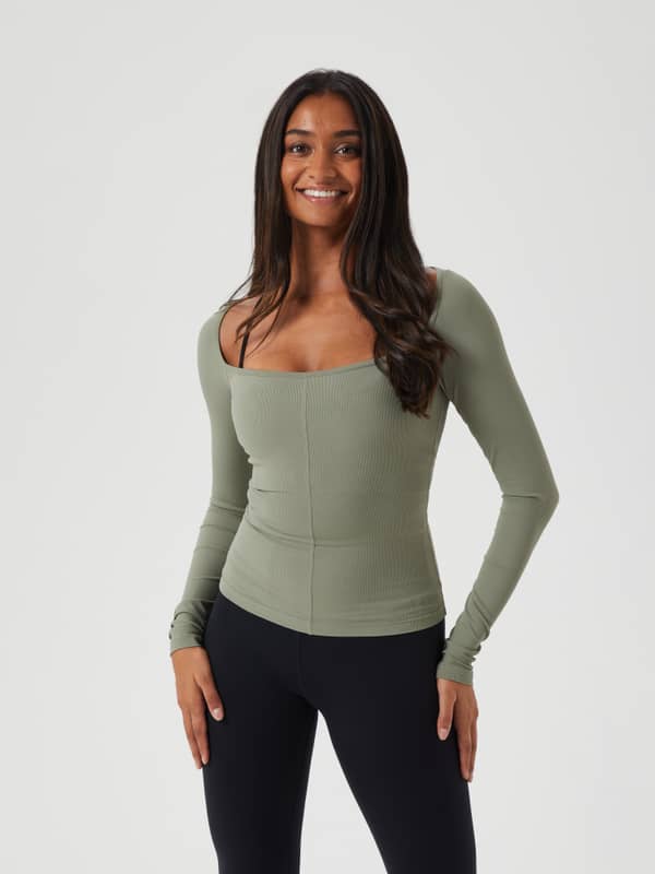 Björn Borg Studio Ballerina Long Sleeve i Vetiver (Grön) sedd framifrån med slim fit, perfekt för träning.