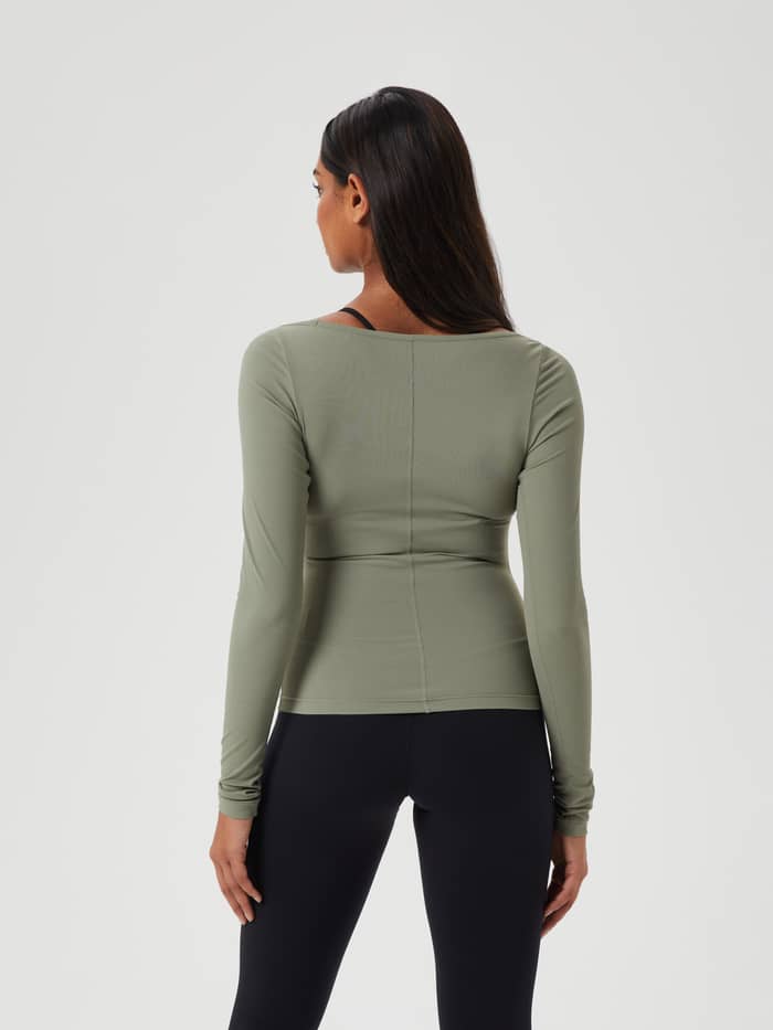 Studio Ballerina Long Sleeve in Vetiver (Groen) met een slim-fit pasvorm voor training, getoond in achteraanzicht. - Image 2